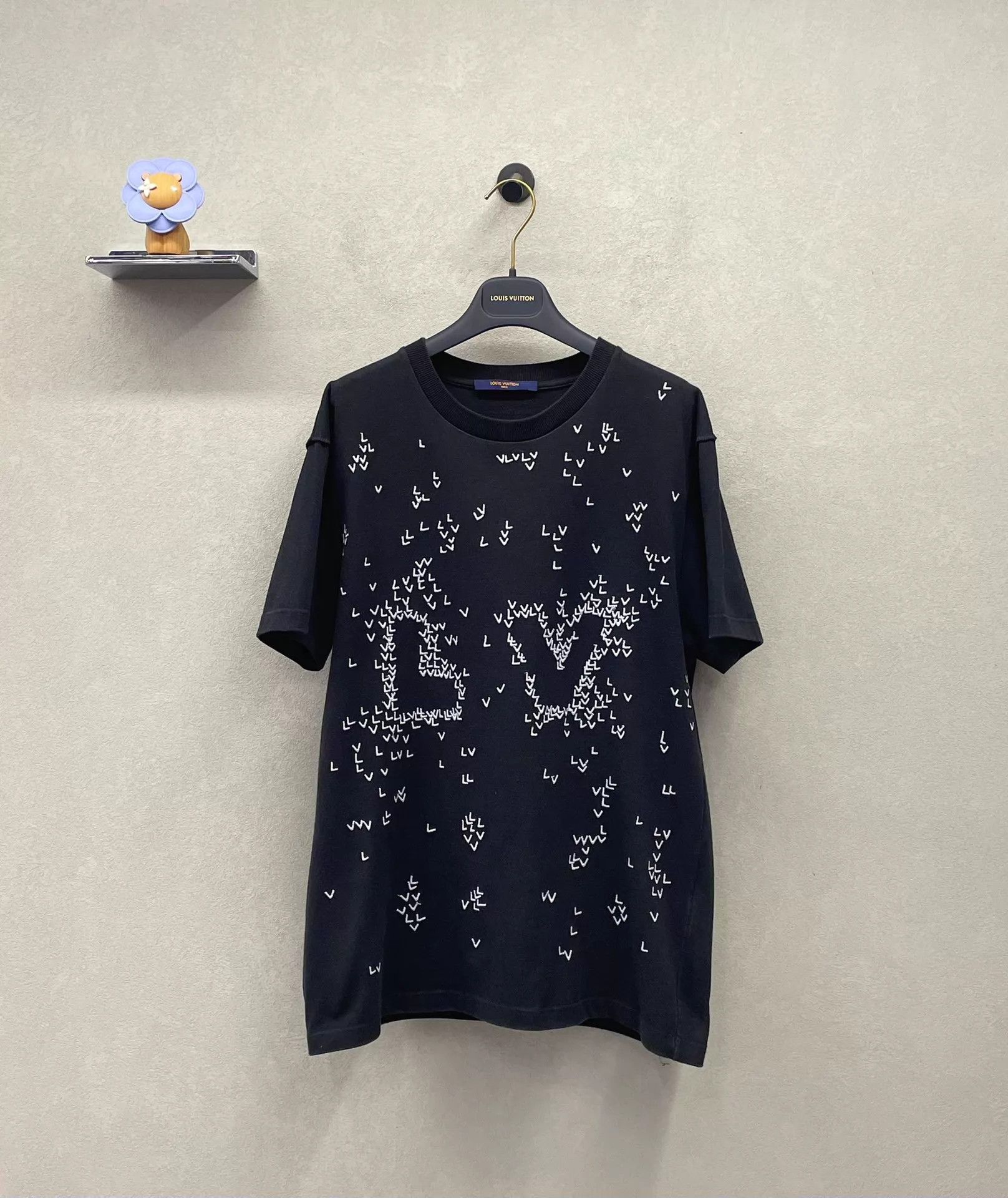 Louis Vuitton LOUIS VUITTON Embroidered Crew Neck SS Tee Black Size US S / EU 44-46 / 1 - 1 Thumbnail