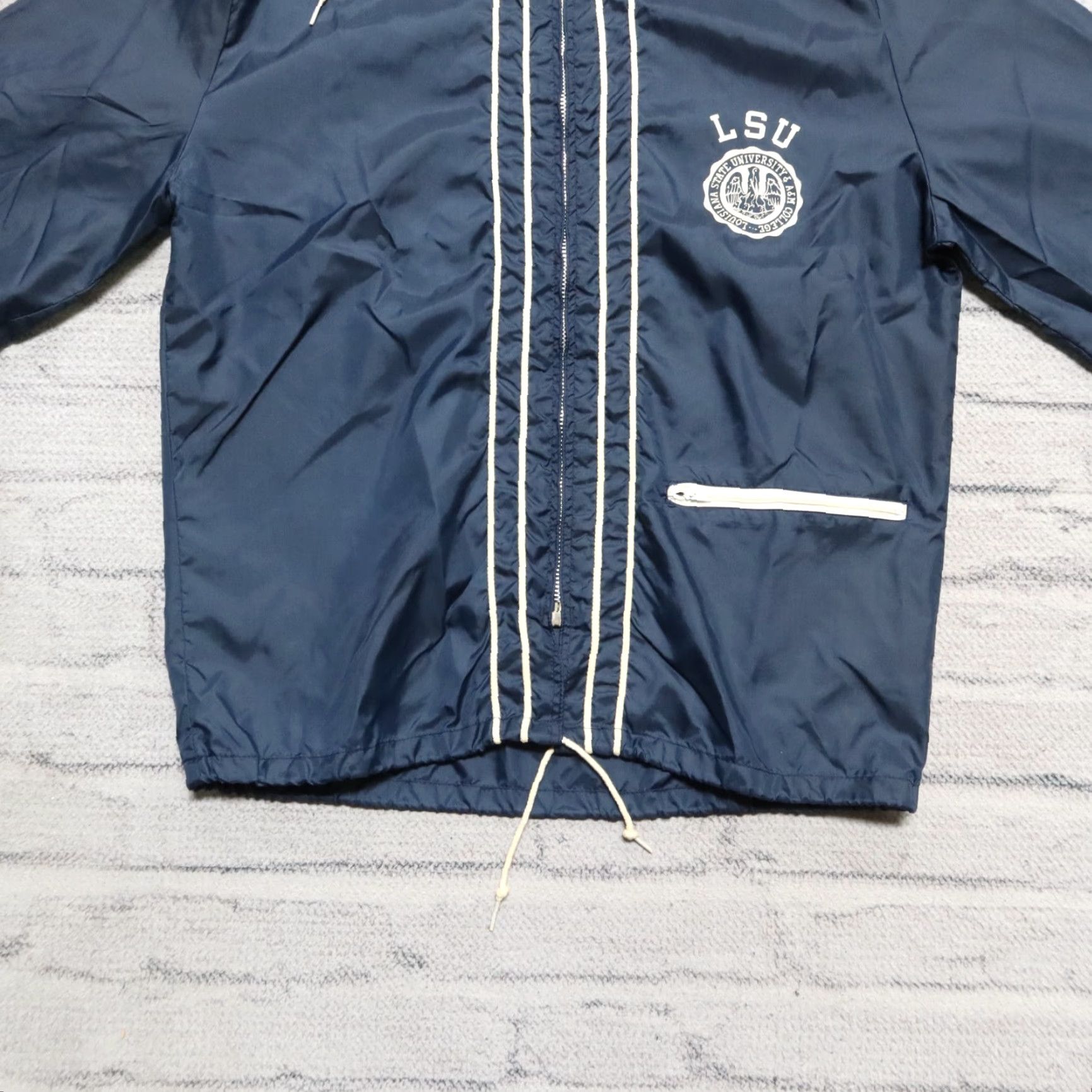 Champion Vintage Champion LSU Crest Logo Nylon Jacket Navy Men M Jersey? Size US M / EU 48-50 / 2 - 3 Thumbnail