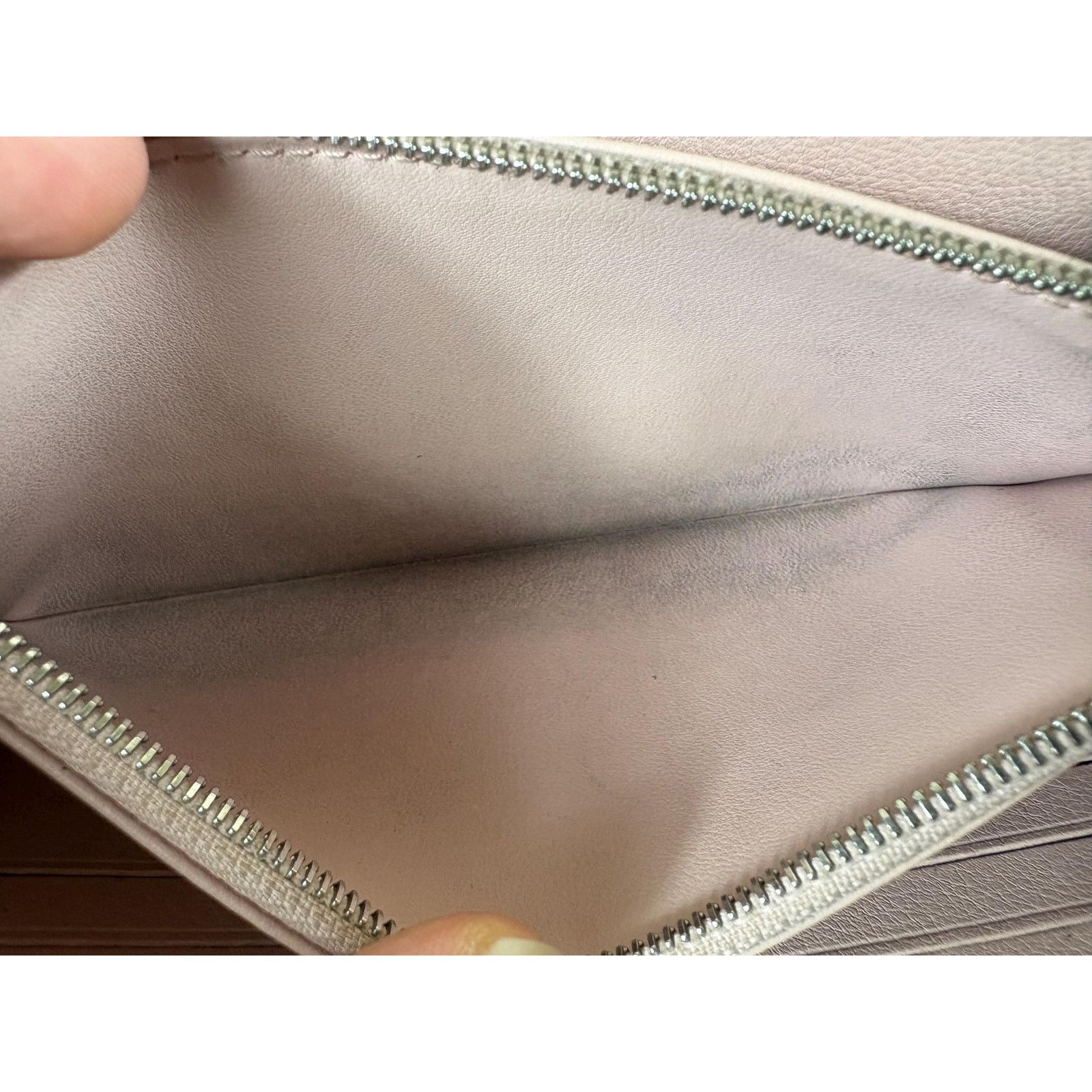 Louis Vuitton Authentic Louis Vuitton Pink Mahina Zippy Travel Wallet Size ONE SIZE - 7 Thumbnail