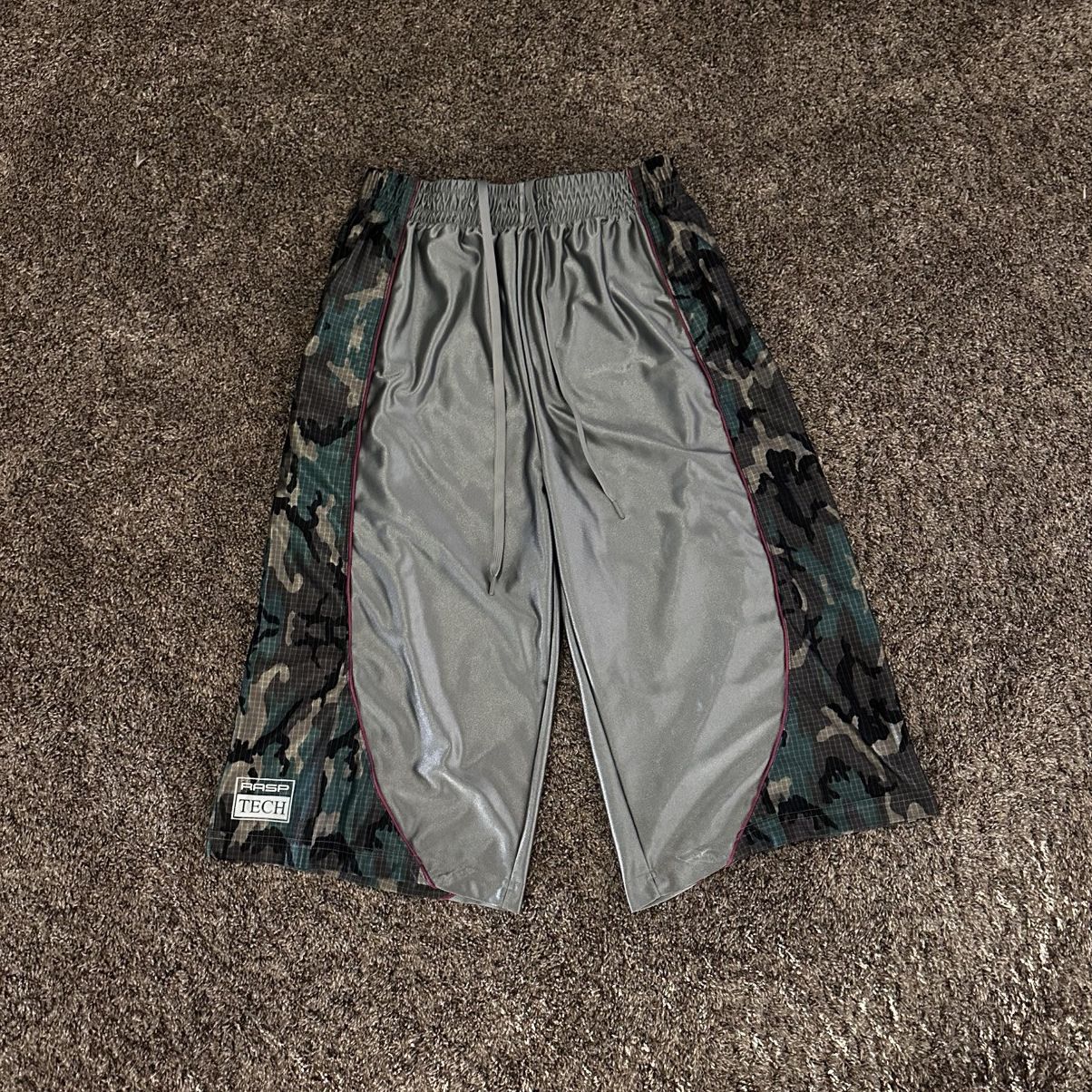 The GV Gallery RASPBERRY HILLS CAMO B-BALL SHORTS Size US 32 / EU 48 - 1 Thumbnail