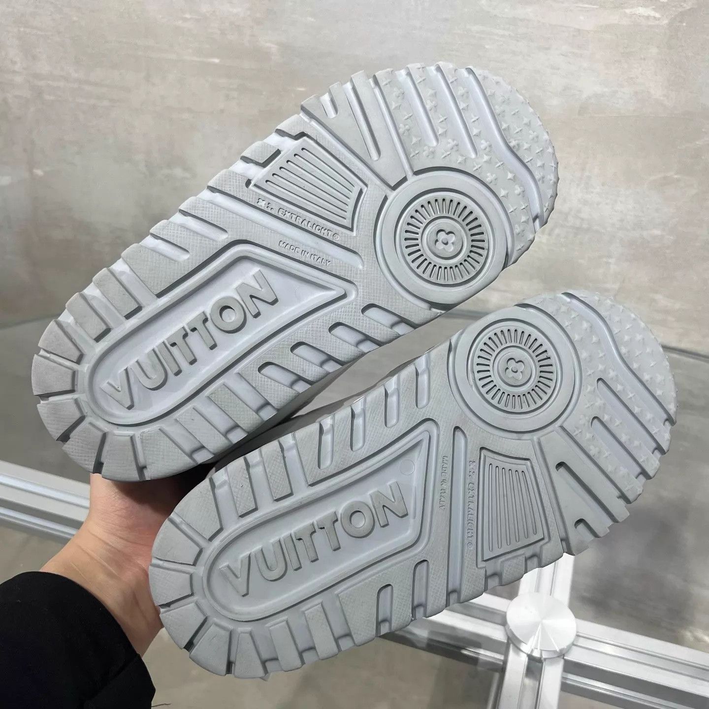 Louis Vuitton LV Trainer Ditto White Gray UK1/35 Size US 4.5 / IT 34.5 - 7 Thumbnail