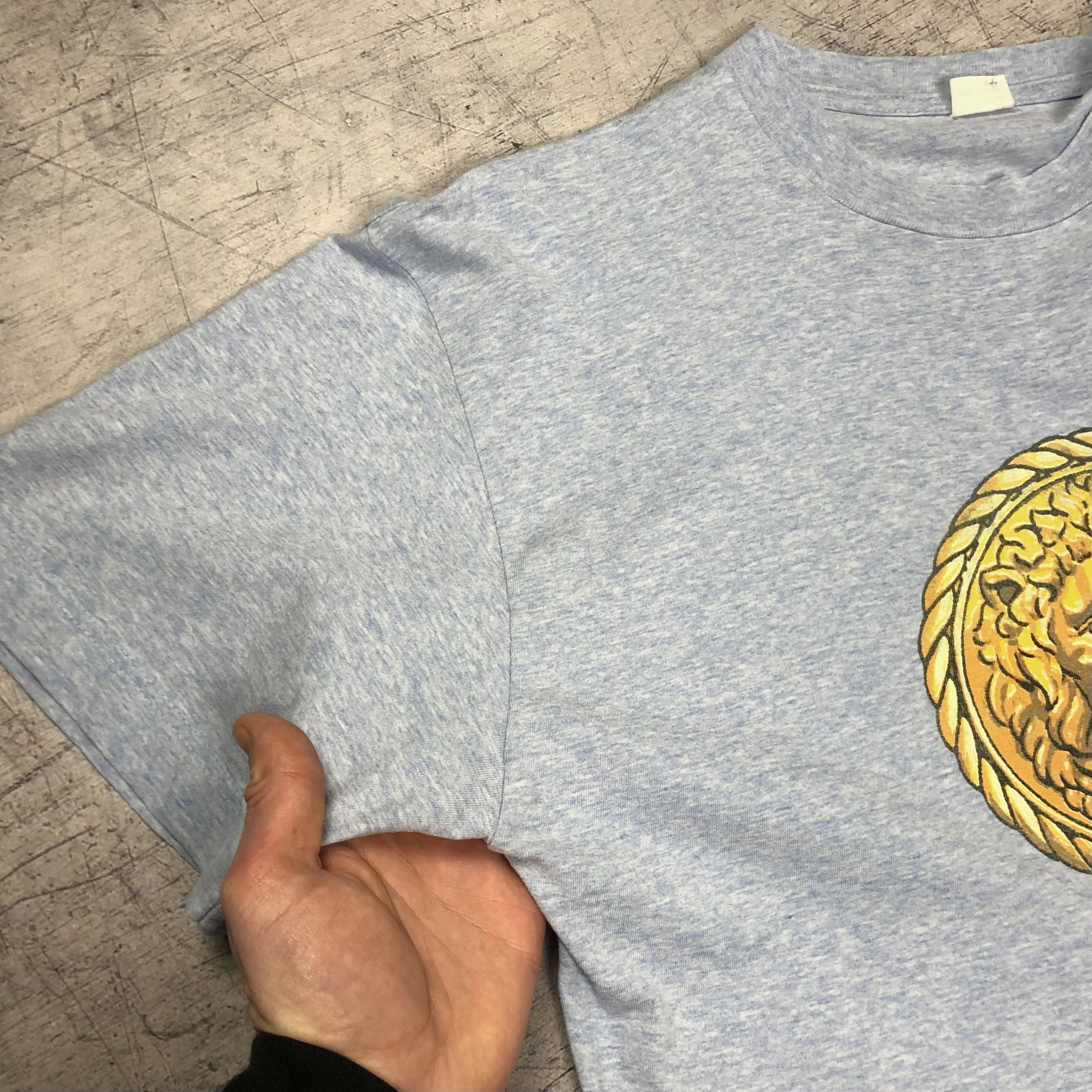 Versace Vintage 90s Gianni Versace Profumi Lion Baroque Rare Tee Size US L / EU 52-54 / 3 - 10 Thumbnail