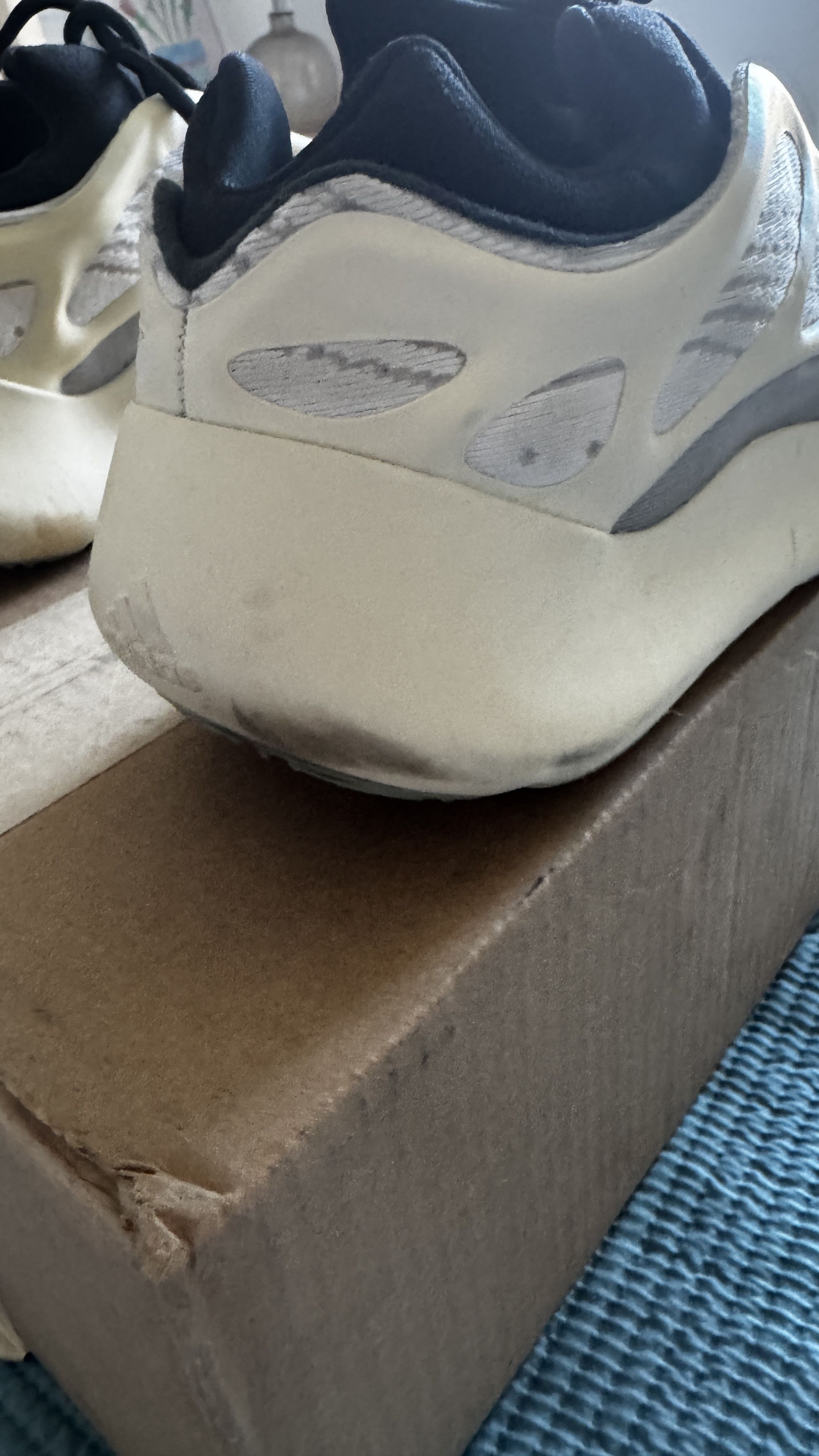 Yeezy Adidas Yeezy 700 V3 Azael Size US 10 / EU 43 - 11 Thumbnail