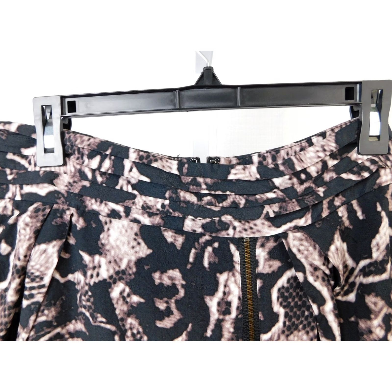 Banana Republic Banana Republic Floral Print Pleated Short Pencil Skirt Size 8 Beige-Black Black Beigesake? Size 30" / US 8 / IT 44 - 3 Thumbnail