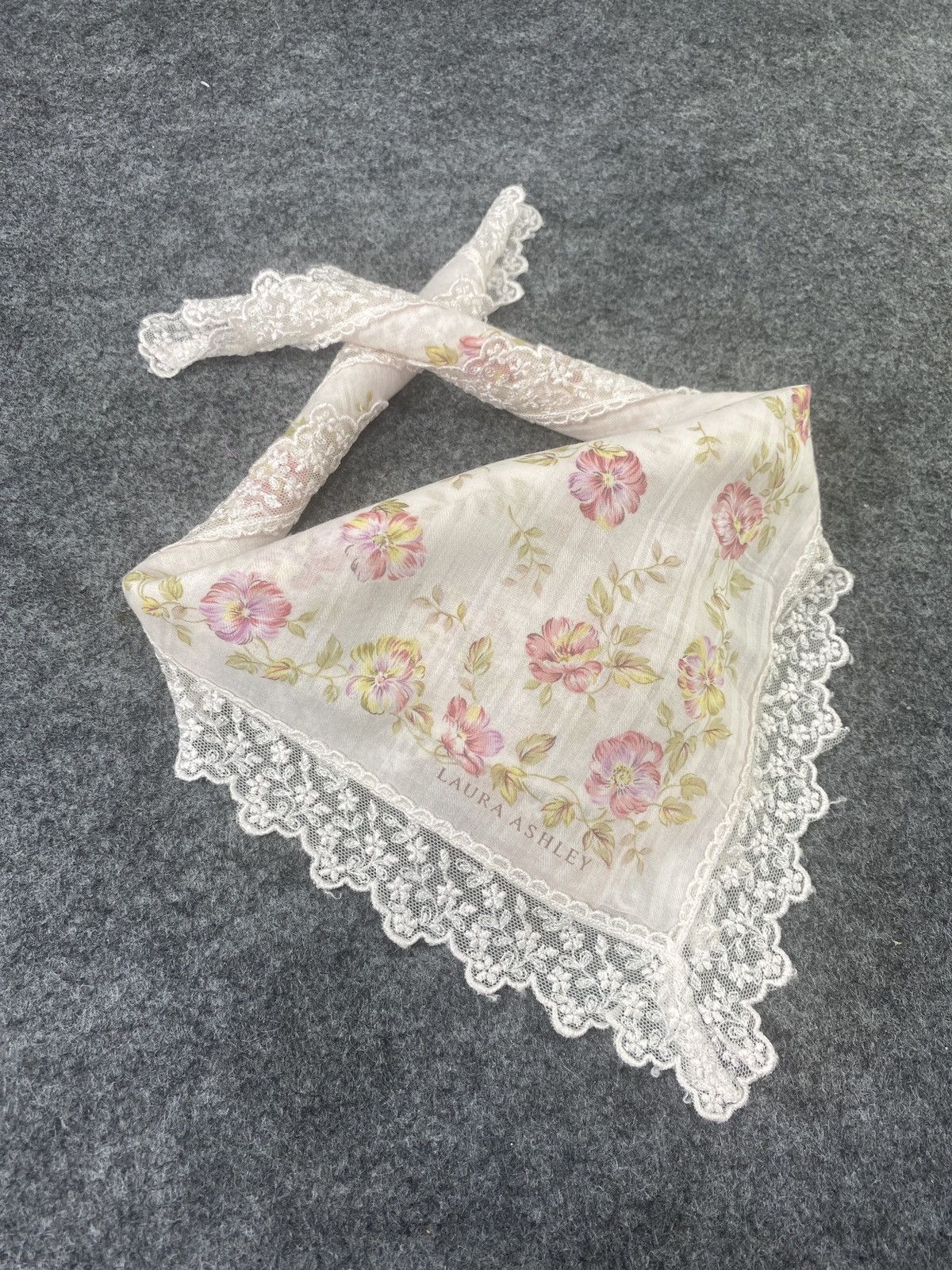 Laura Ashley × Vintage Laura Ashley floral handkerchief/Bandana / Neckerchief -B056 Size ONE SIZE - 1 Thumbnail