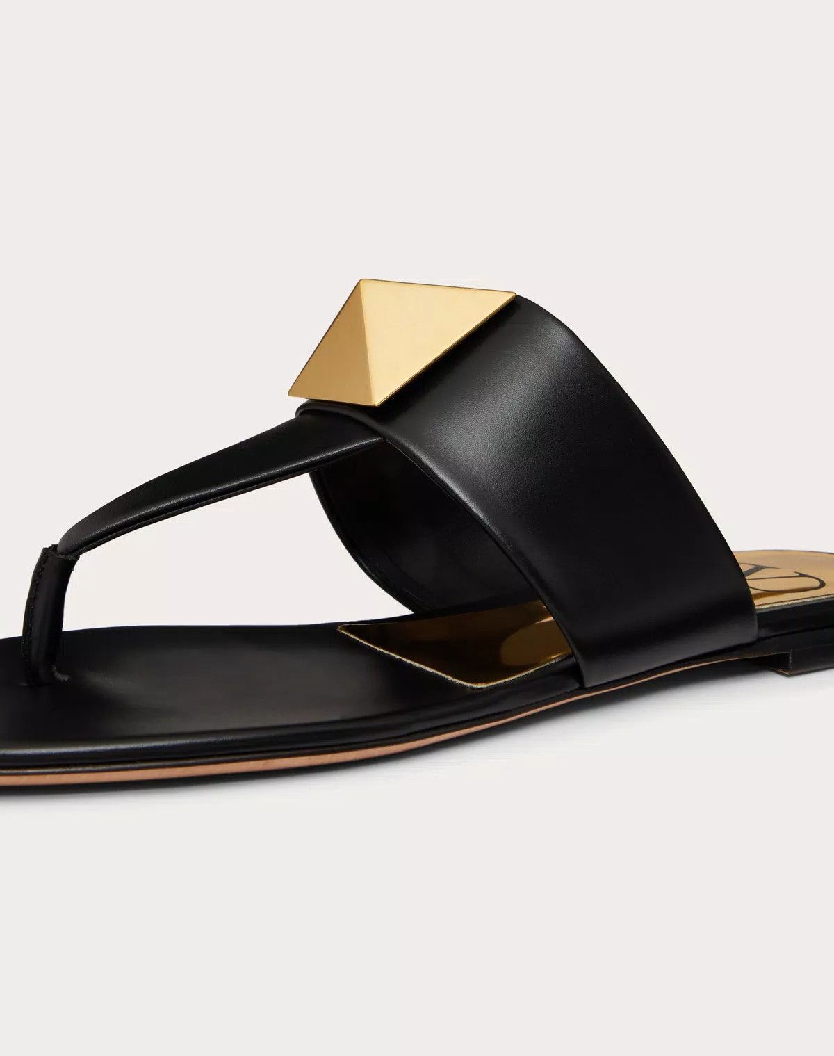 Valentino o1s1wg110625 One Stud Flat Thong Sandal In Calfskin in Black Size US 6 / IT 36 - 5 Thumbnail