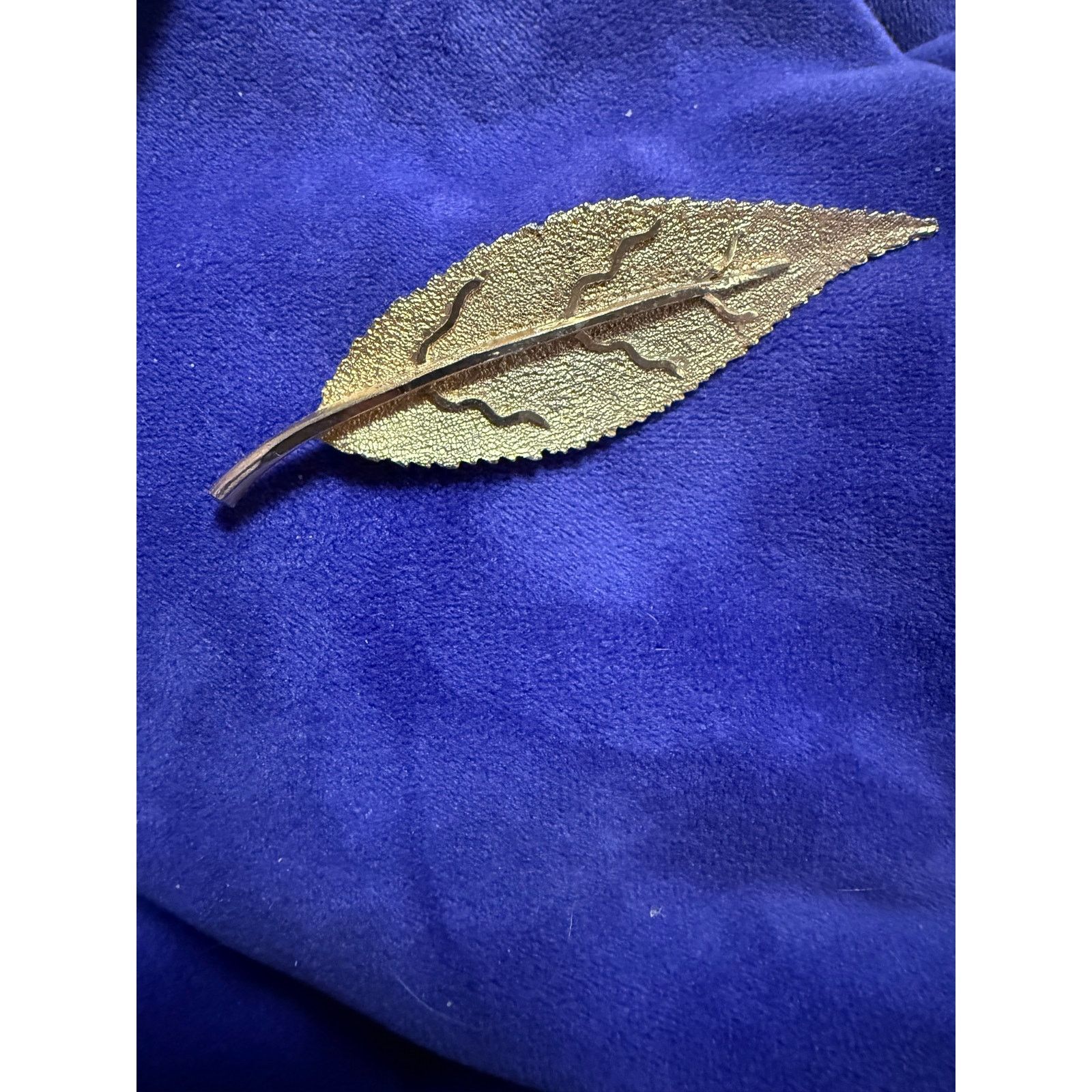 Vintage Vintage 1960s BSK Gold Tone Textured Leaf Brooch Pin Nature Size ONE SIZE - 8 Thumbnail