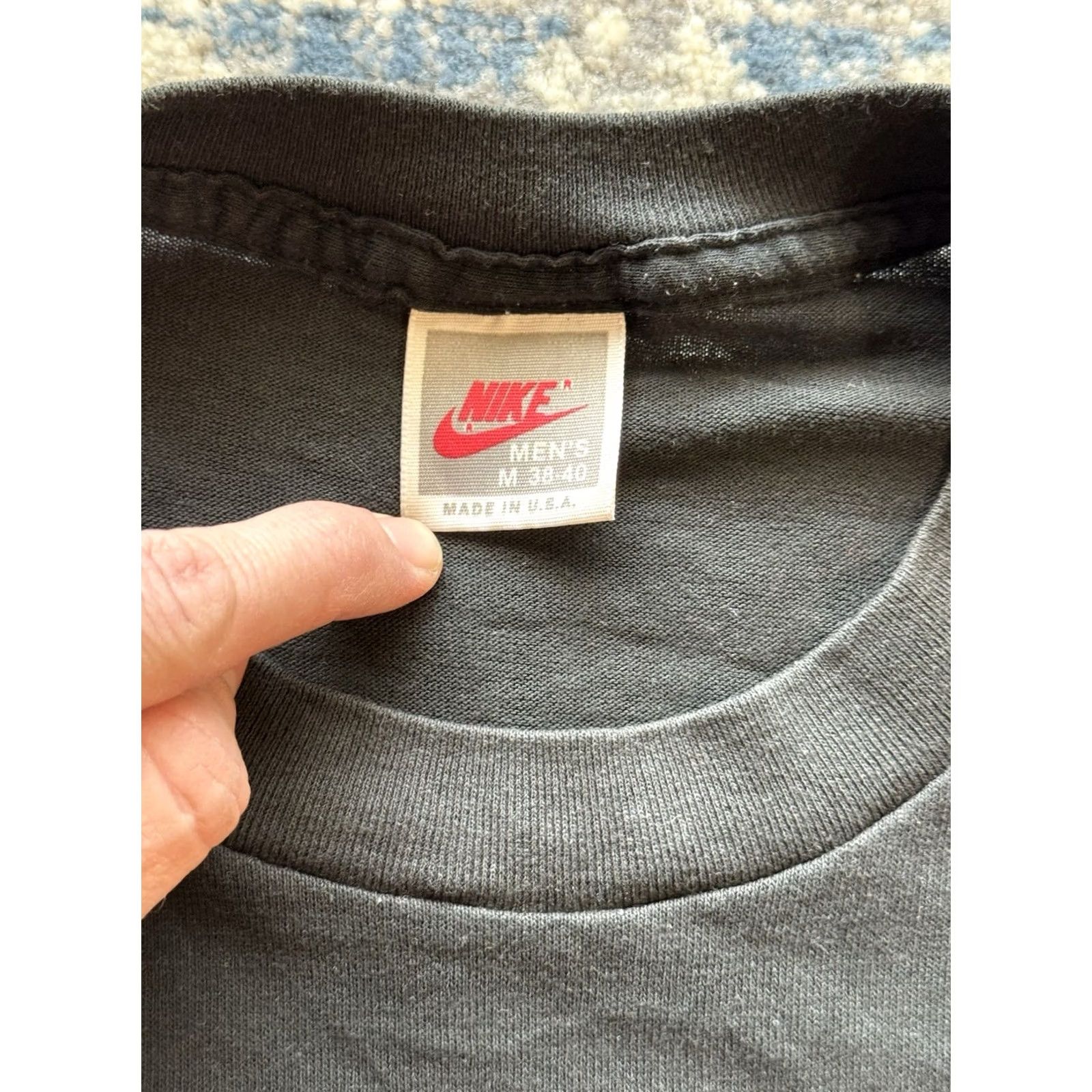 Nike VINTAGE Nike Big Logo T Shirt Chicago Bulls Size M Black Red Sports NBA 80s T-Shirt Mens Signs Logo 80s Theme Size US M / EU 48-50 / 2 - 3 Thumbnail