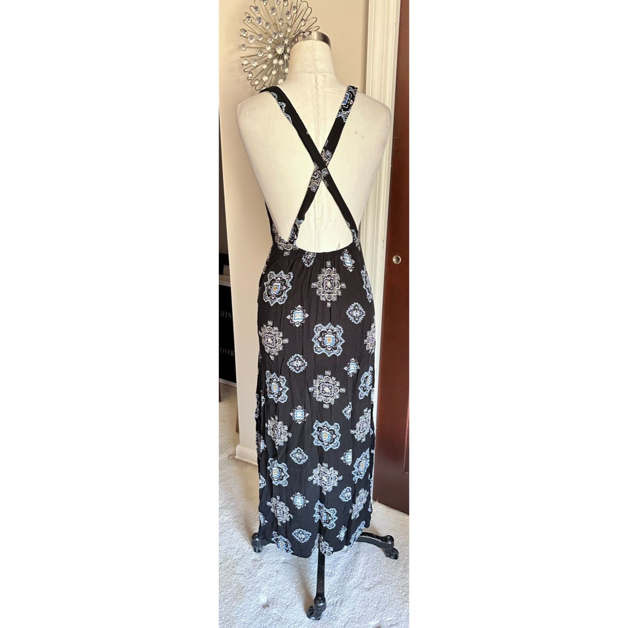 Free People Free People navy tribal print maxi with low cut criss cross Size XS / US 0-2 / IT 36-38 - 2 Thumbnail
