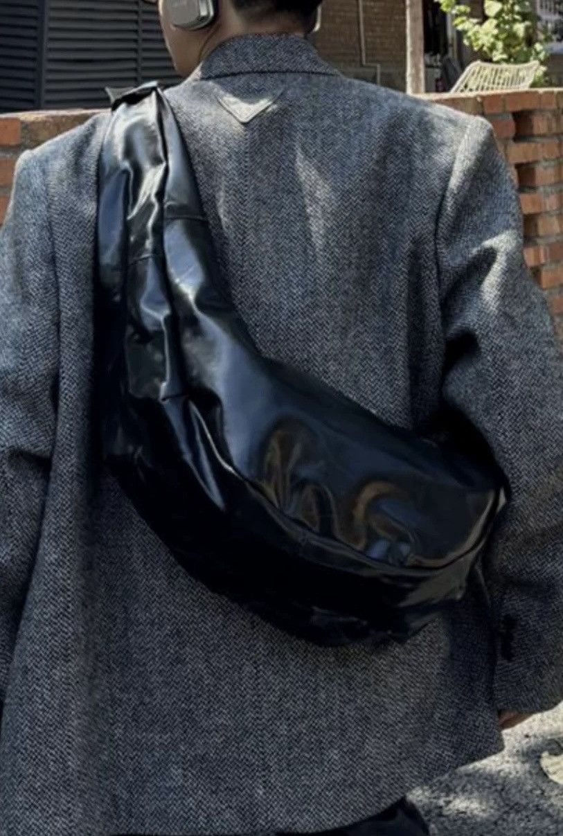 Japanese Brand Avant garde retro oversized shiny faux leather hobo bag Size ONE SIZE - 1 Thumbnail