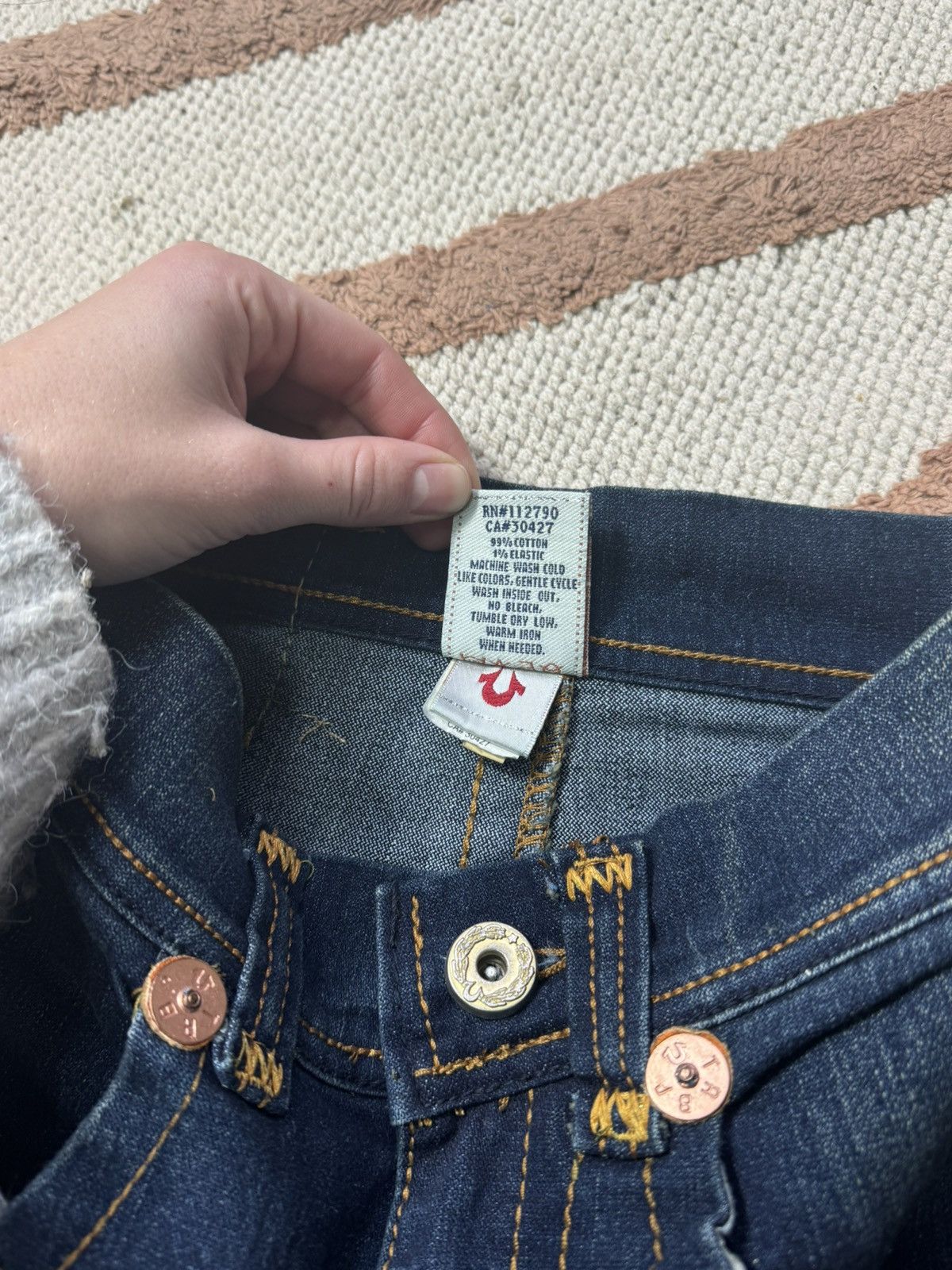 True Religion TRUE RELIGION DENIM CONTRAST STITCH MINI SKIRT Size 26" / US 2 / IT 38 - 5 Thumbnail