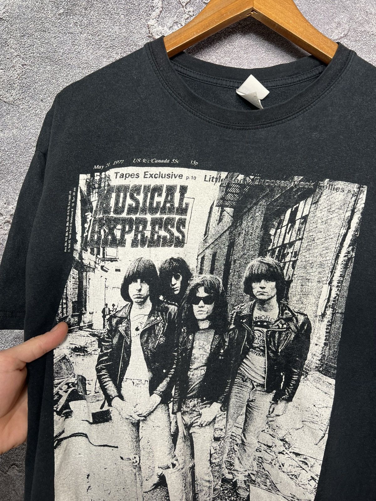 Band Tees Vintage 90s The Ramones Gabba Gabba Hey Band T-shirt Tee Size US XL / EU 56 / 4 - 9 Thumbnail