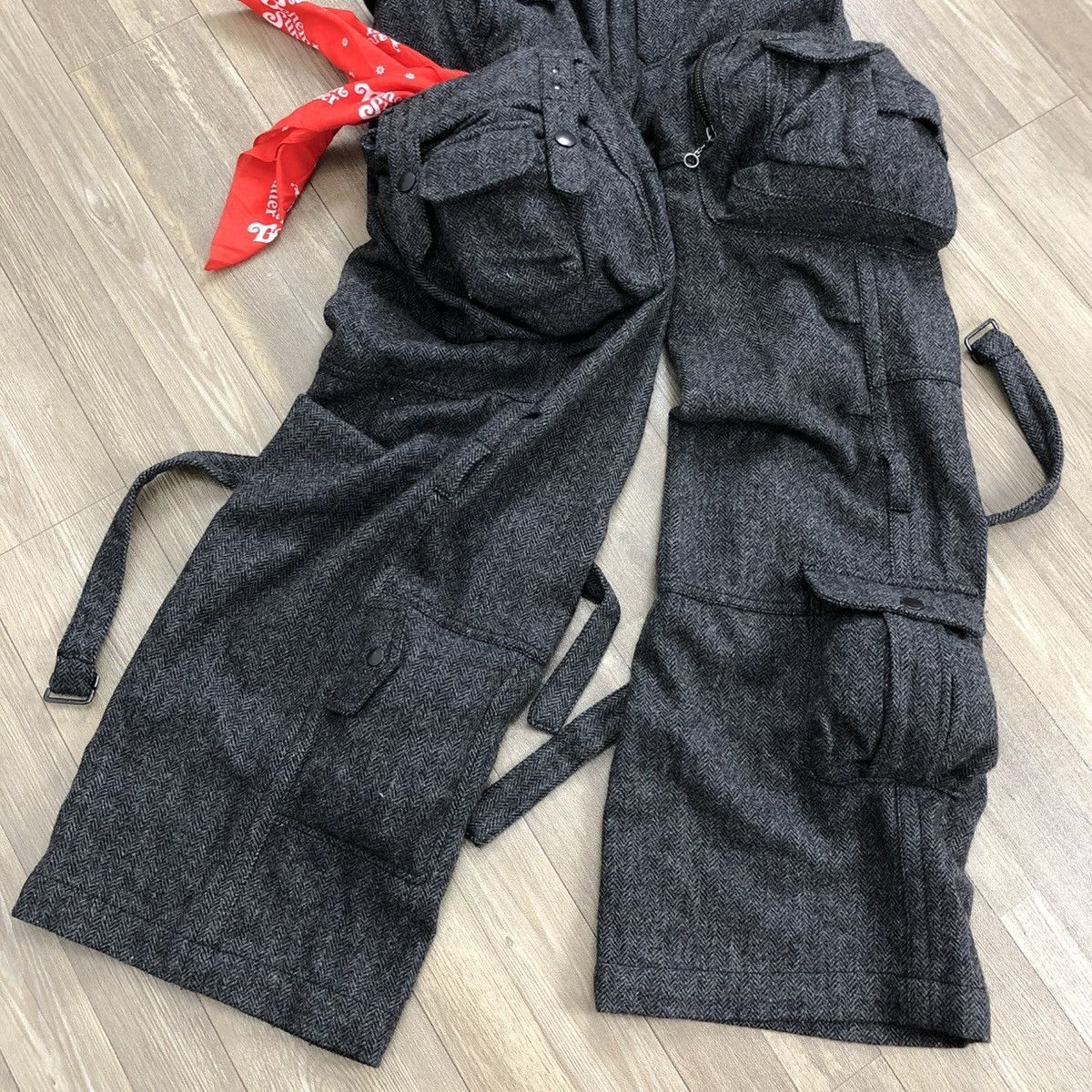 Issey Miyake × Tete Homme 1990s Tete Home Issey Miyake Multipocket Cargo Bondage Pants Size US 34 / EU 50 - 8 Thumbnail