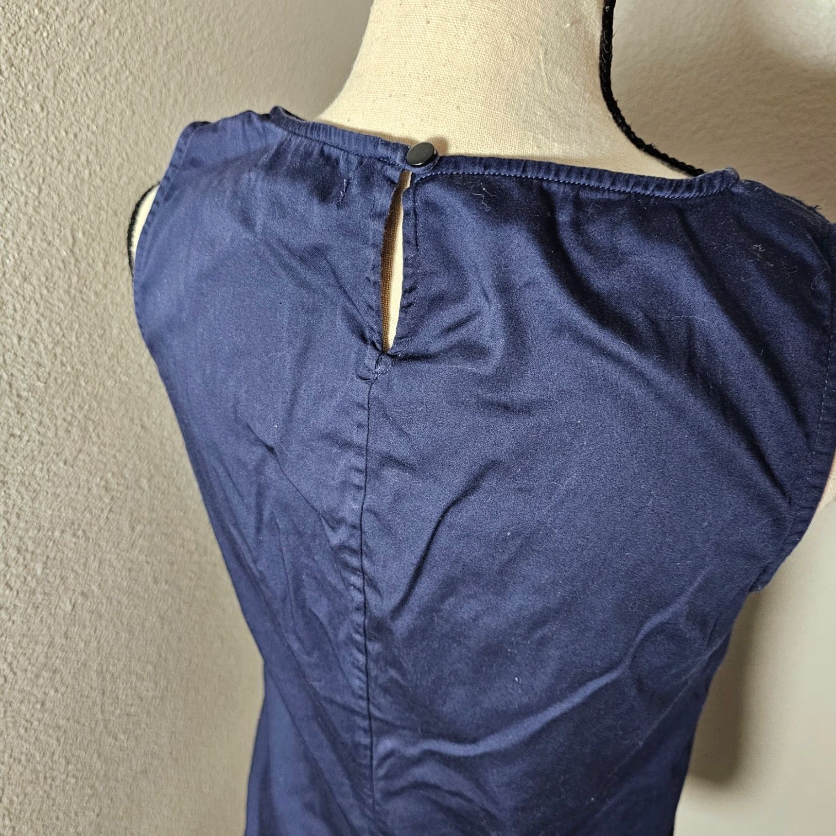 Banana Republic Banana Republic Women's Sleeveless Navy Blue Top Blouse XS Lace Neck Trim Size Size XS / US 0-2 / IT 36-38 - 4 Thumbnail