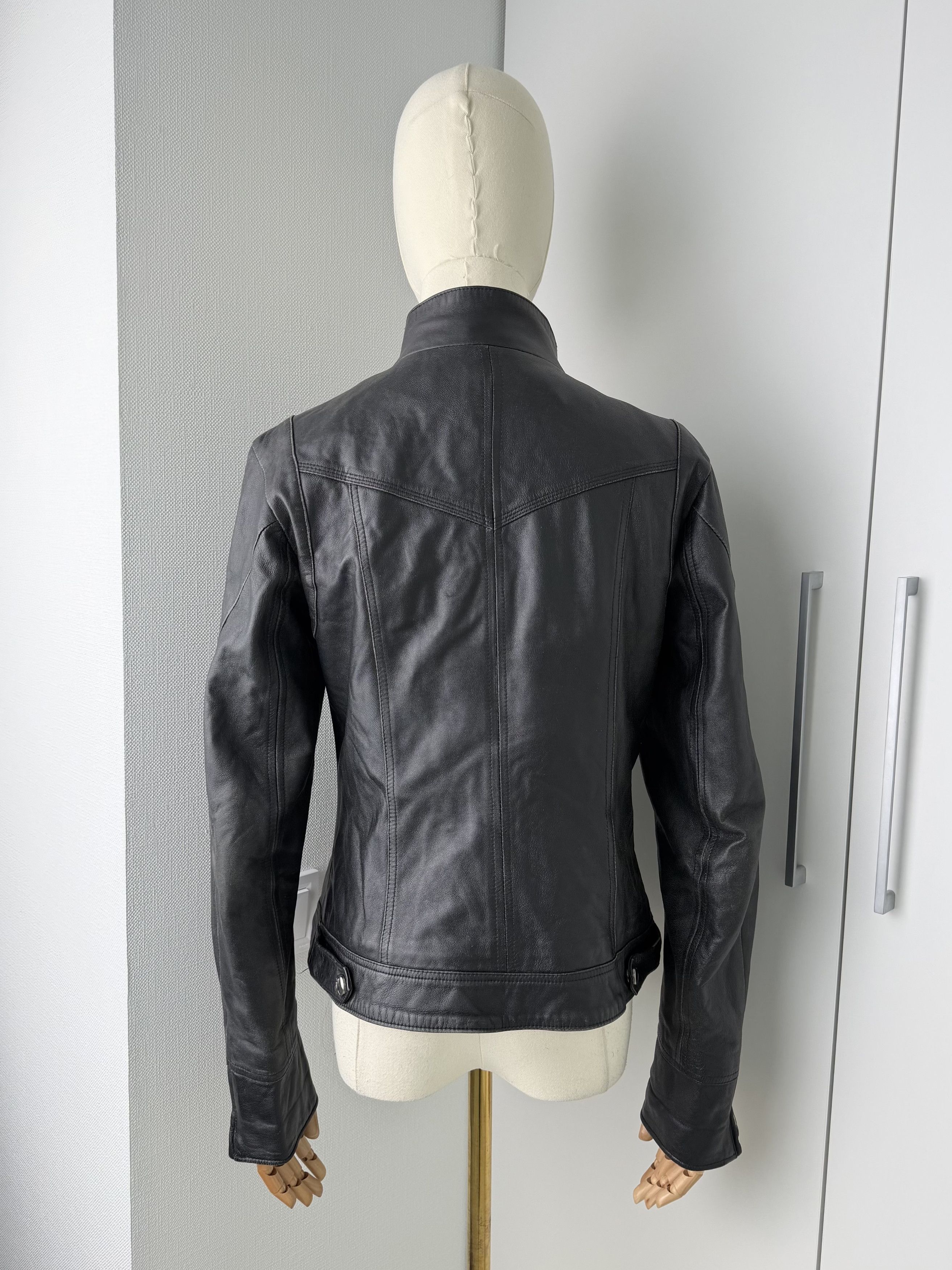 Vintage Vintage Women's Black Leather Biker Jacket Zip Up Fitted Size M / US 6-8 / IT 42-44 - 4 Thumbnail