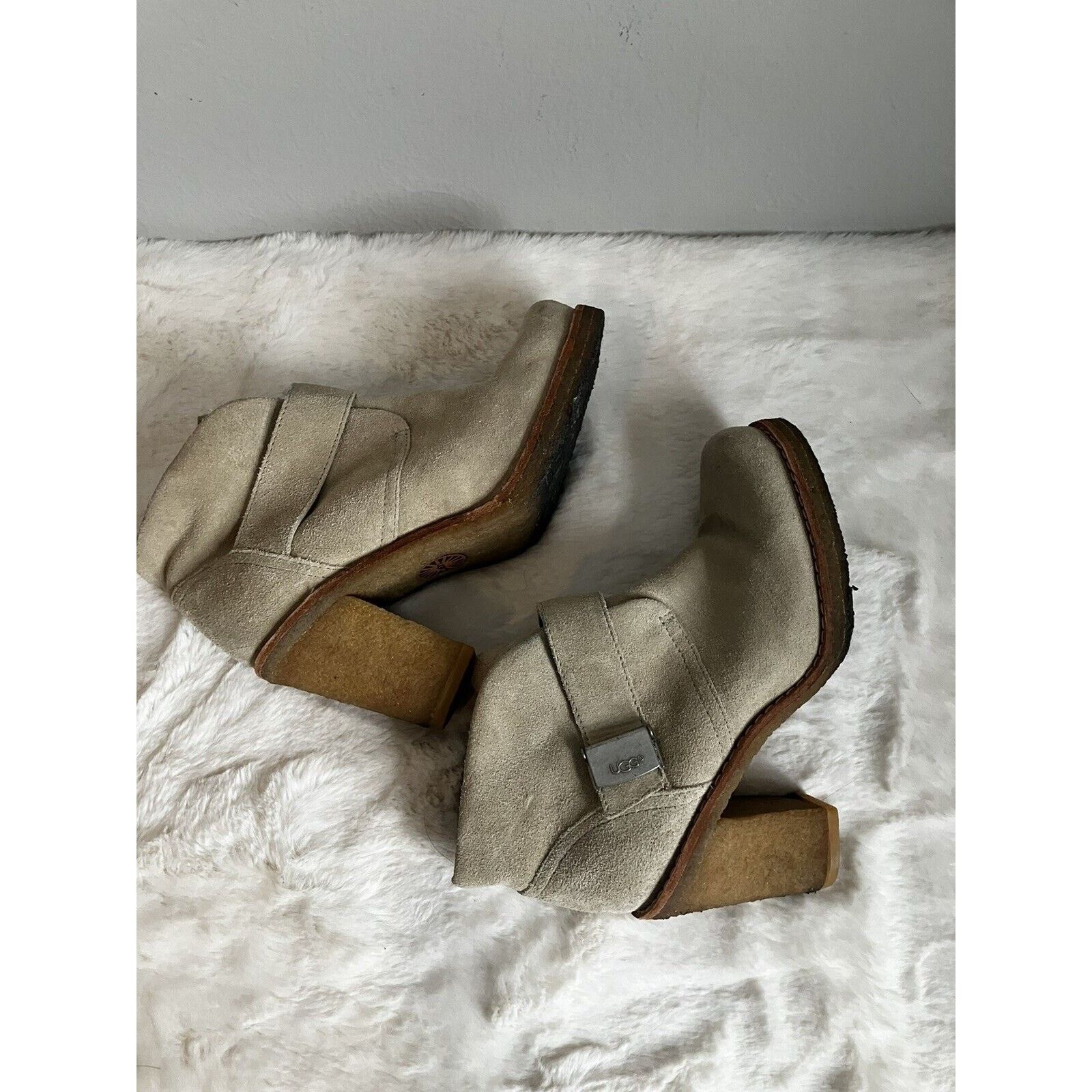 Ugg UGG Mini boots Women's Sand 1 1/2 inch heel fur inside sz 6 Size US 6 / IT 36 - 3 Thumbnail
