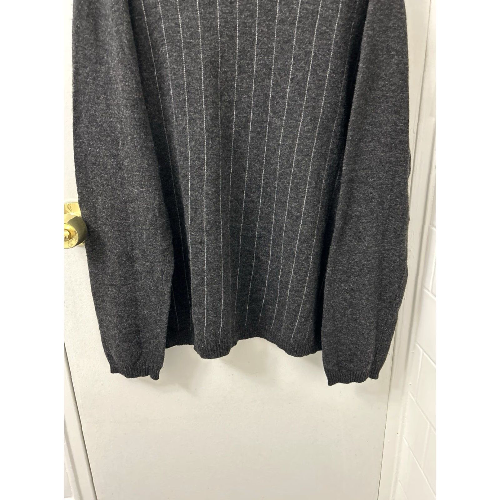Banana Republic Banana Republic Sweater Mens L Gray 100% Merino Wool V-Neck Pinstripe L/S 2003 Size US L / EU 52-54 / 3 - 3 Thumbnail