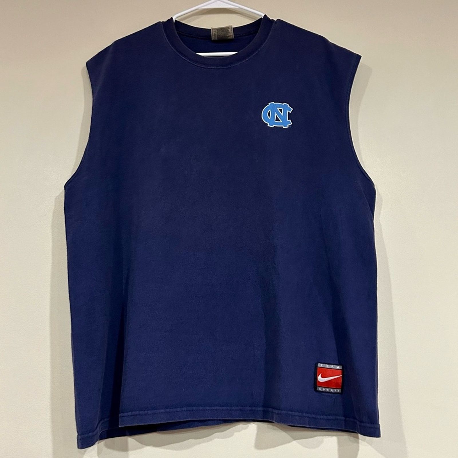 Nike Vintage Nike North Carolina Tar Heels Sleeveless Shirt Size US L / EU 52-54 / 3 - 1 Thumbnail