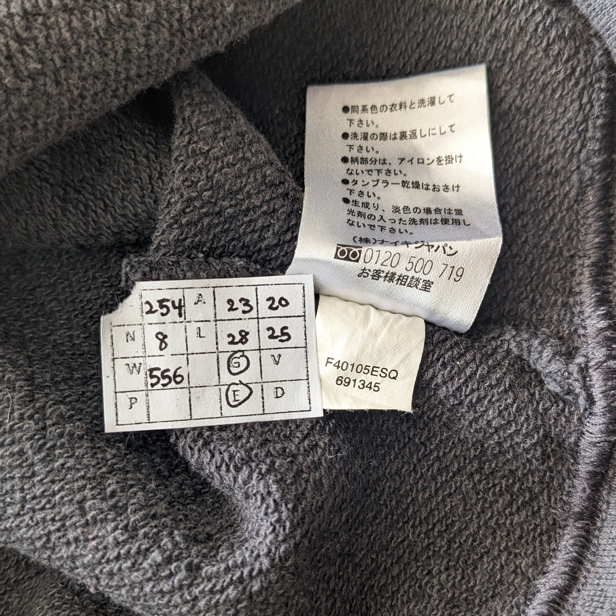 Nike Vintage NIKE TWOTHOUSANDFOUR Small Logo Sweatshirt Size US L / EU 52-54 / 3 - 9 Thumbnail