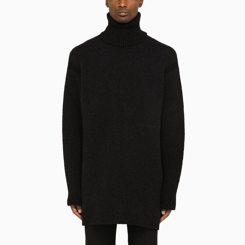 o1y0325 Logo Turtleneck Sweater in Black