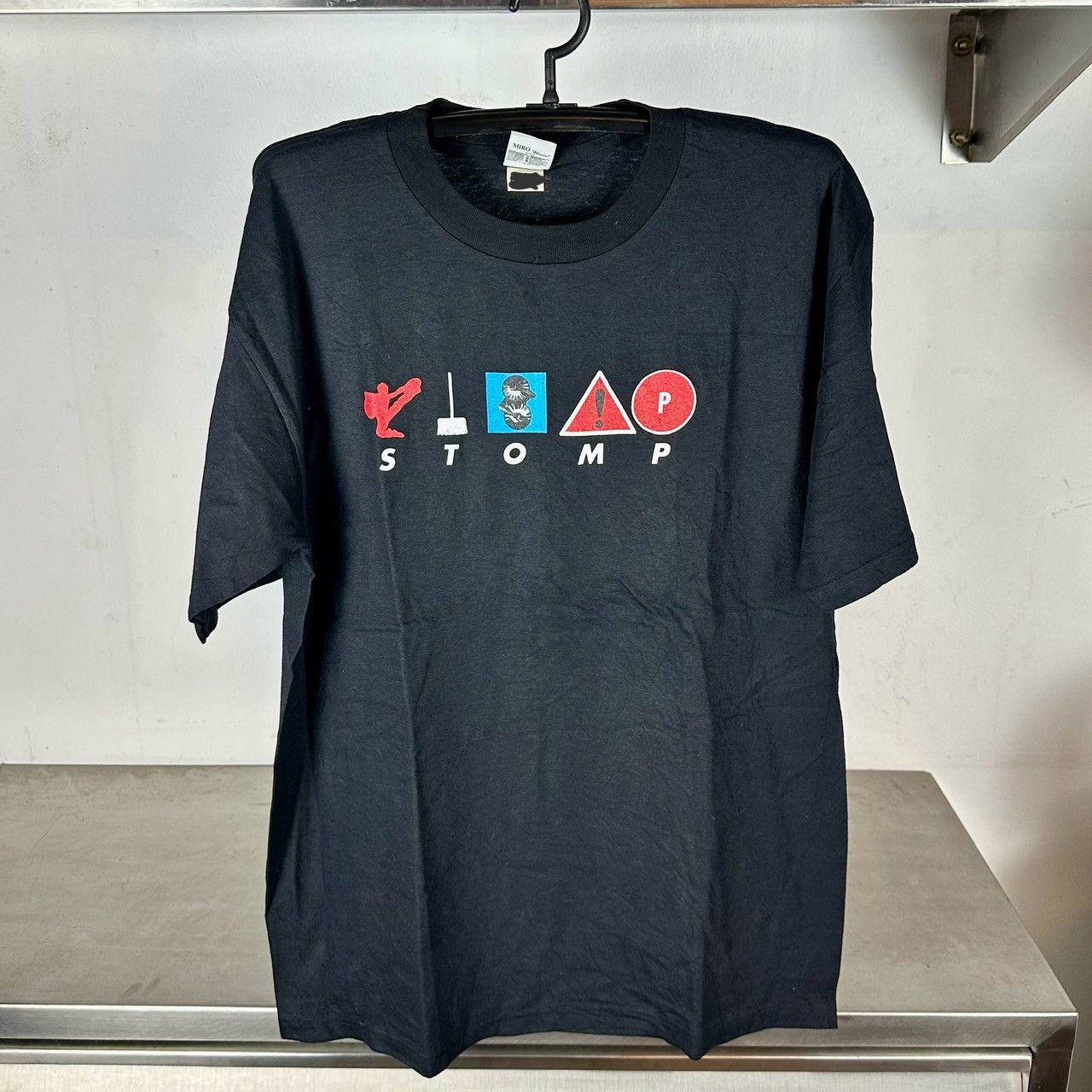 Vintage ​​​​​​​​Vtg 90s Stomp Theatre Musical Group Artwork T-shirt Size US XL / EU 56 / 4 - 1 Thumbnail