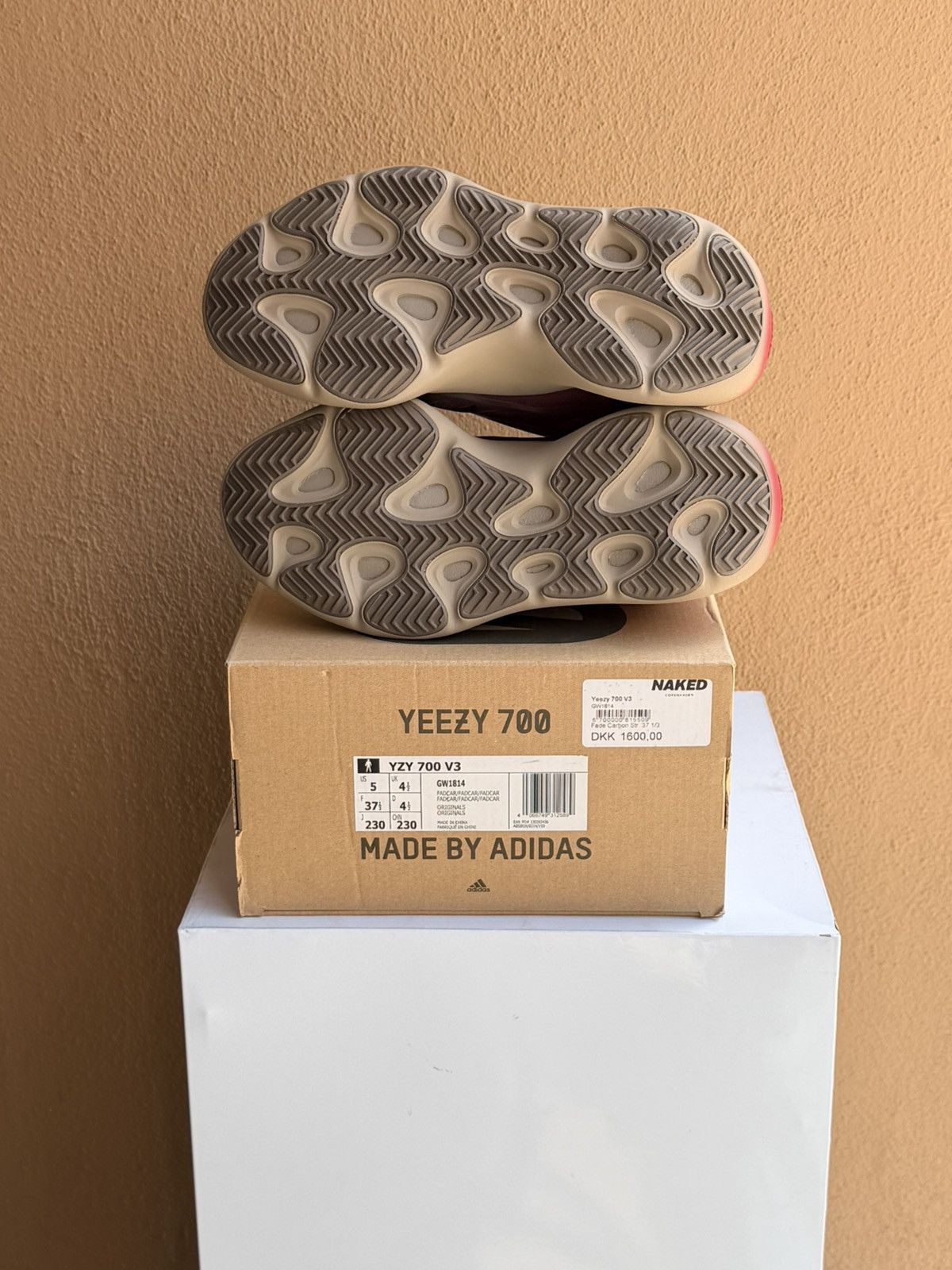 Yeezy Adidas Yeezy 700 v3 Fade Carbon GS Size 5 Size US 5 / EU 37 - 5 Thumbnail