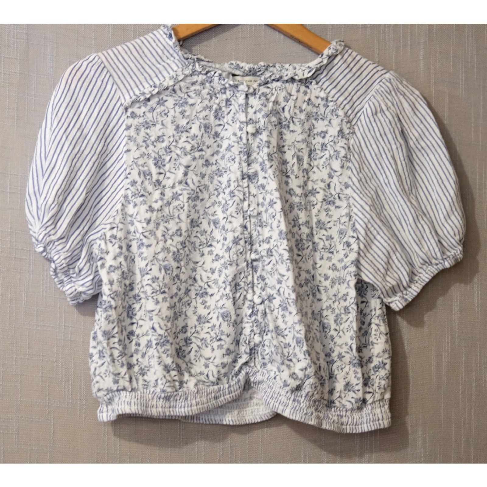 American Eagle Outfitters **EUC American Eagle Floral Crop Navy/White Women's XL Blouse** User: EUC American Eagle Floral Crop Navy/White Women's XL Blouse Size XL / US 12-14 / IT 48-50 - 2 Thumbnail