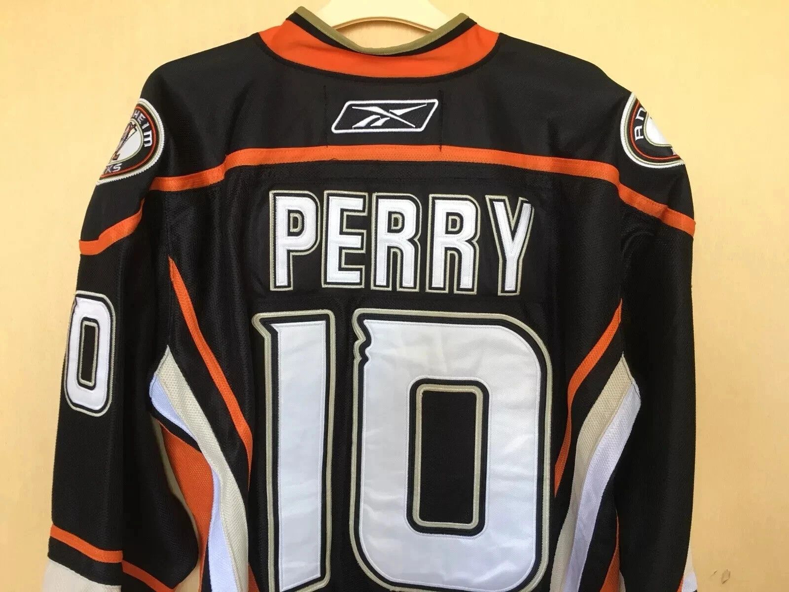 Reebok VINTAGE ANAHEIM DUCKS CCM COREY PERRY NHL ICE HOCKEY SHIRT Size US L / EU 52-54 / 3 - 4 Thumbnail