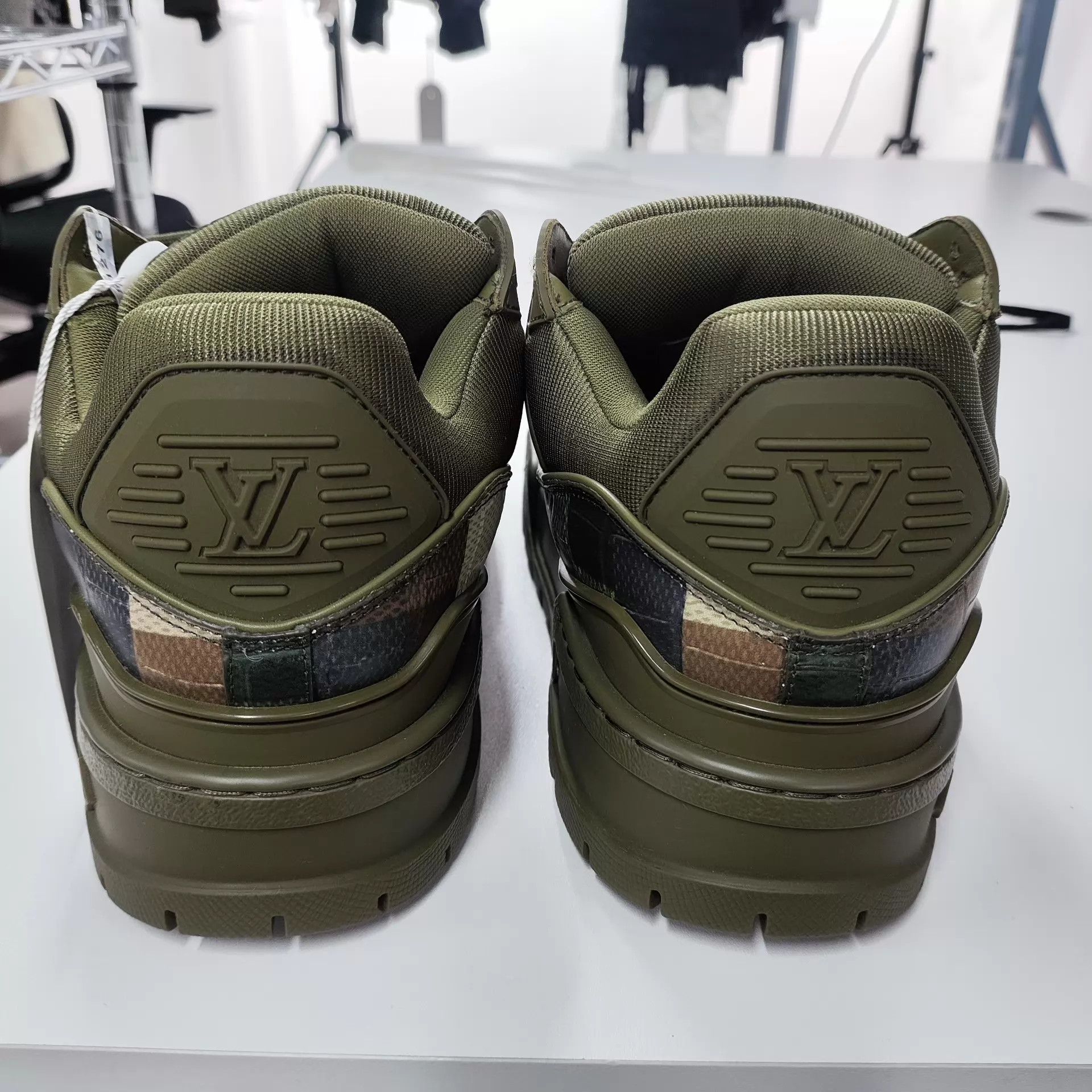 Louis Vuitton LV Green 41 EU Shoes 260301ZZLAB01 Size US 8 / EU 41 - 2 Thumbnail