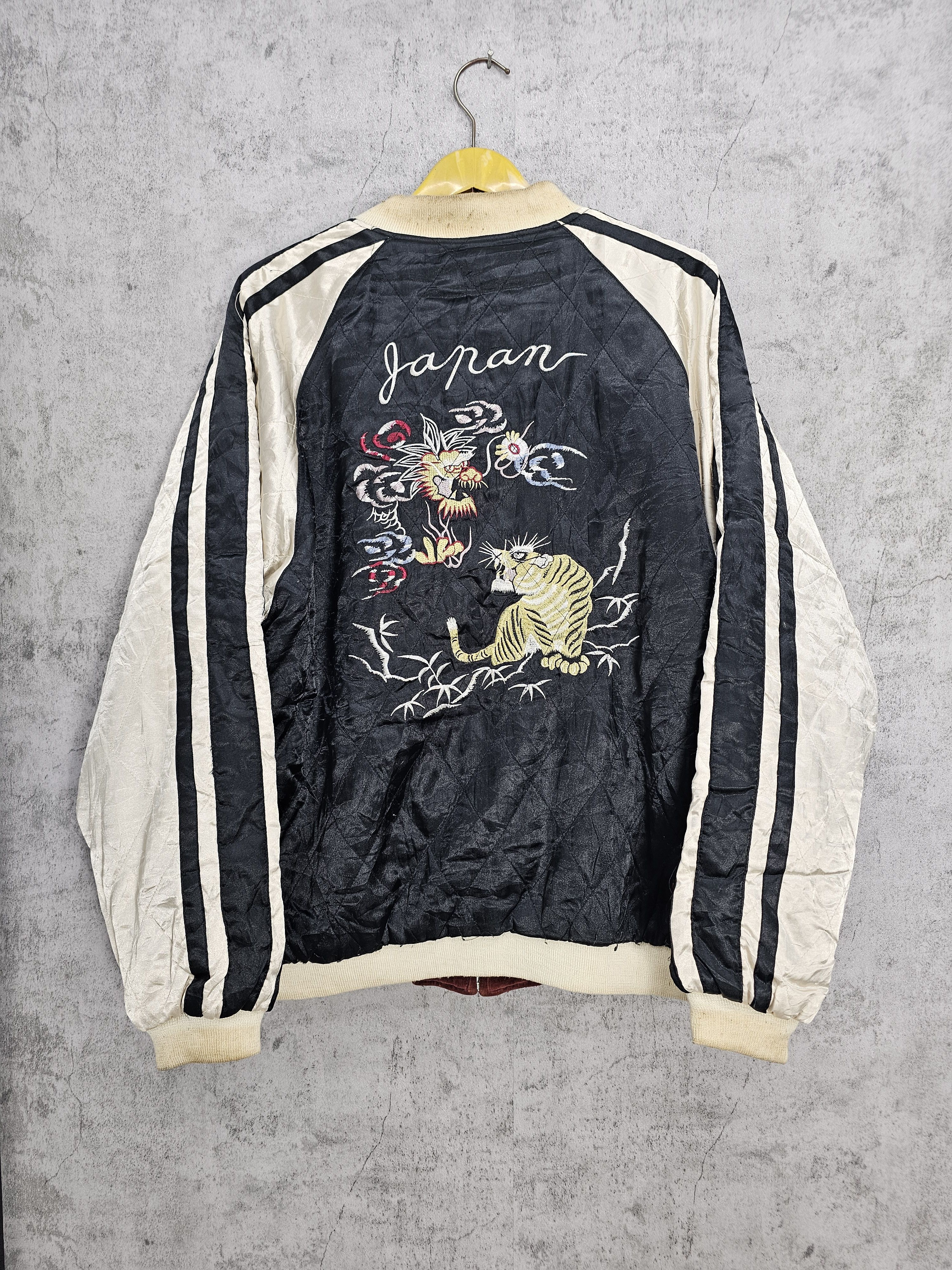 Vintage SUKAJAN Dragon Reversible Velvet Embroider Jacket J0064 Size US L / EU 52-54 / 3 - 1 Thumbnail