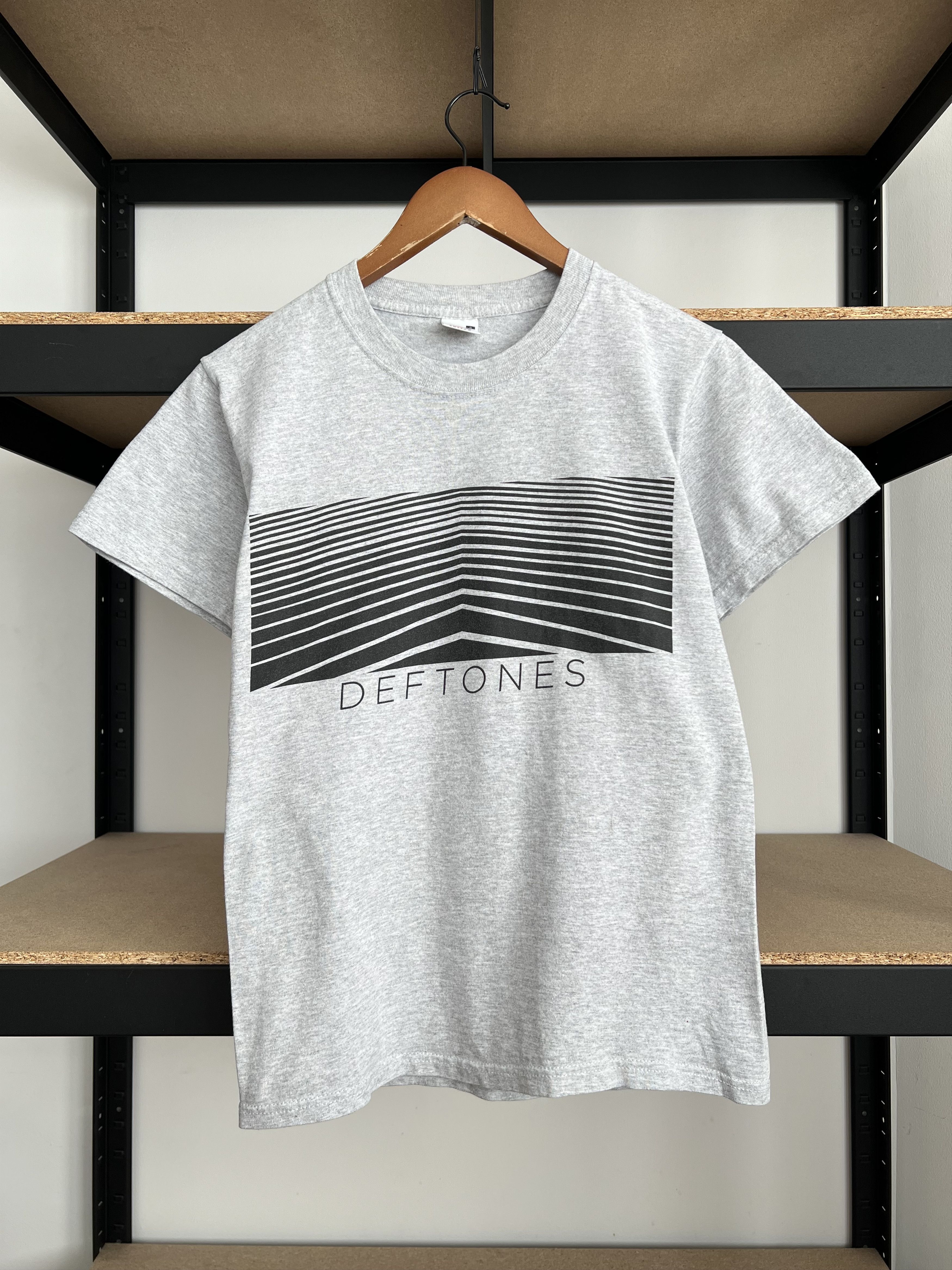 Band Tees Vintage 2000s Deftones Metal Band Y2k Gray T-shirt Size US S / EU 44-46 / 1 - 1 Thumbnail