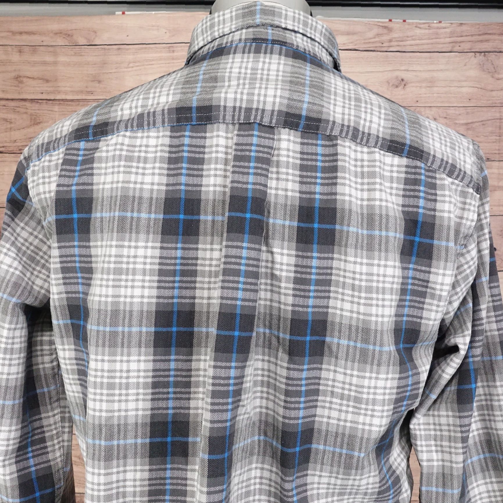 Eddie Bauer EDDIE BAUER LONG SLEEVE PLAID 100% POLYESTER BUTTON DOWN SHIRT MENS SZ M MEDIUM Size US M / EU 48-50 / 2 - 5 Thumbnail