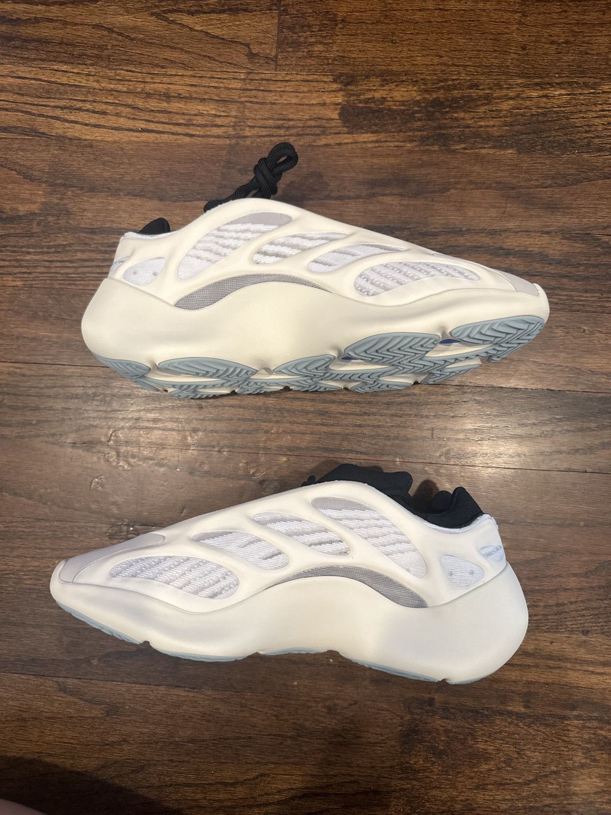 Adidas Yeezy 700 V3 Azael Size