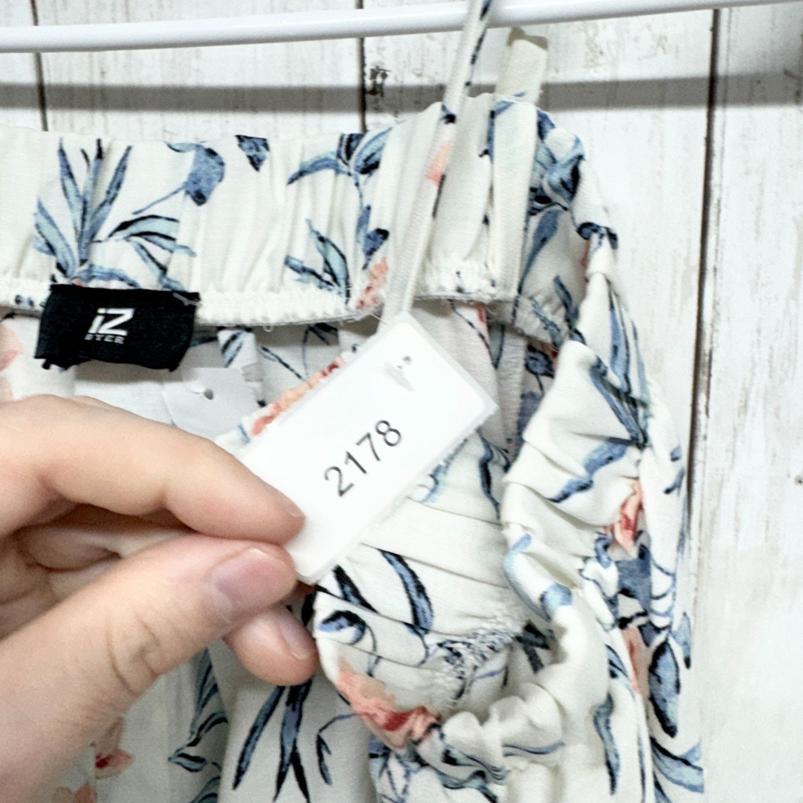 Other iz Byer Blouse Size Medium Button Front Off Shoulder Floral Size M / US 6-8 / IT 42-44 - 5 Thumbnail