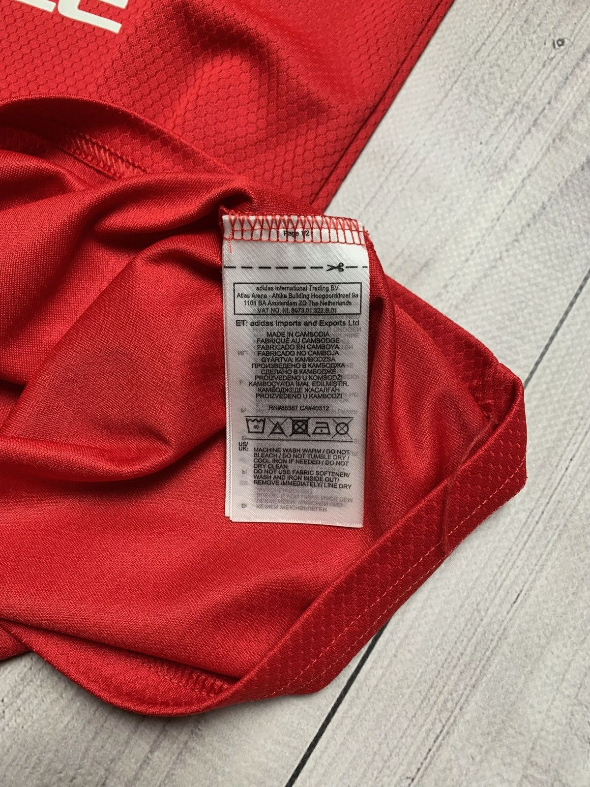 Adidas × Vintage Vintage adidas Manchester United soccer jersey size Xs Size US XS / EU 42 / 0 - 4 Thumbnail