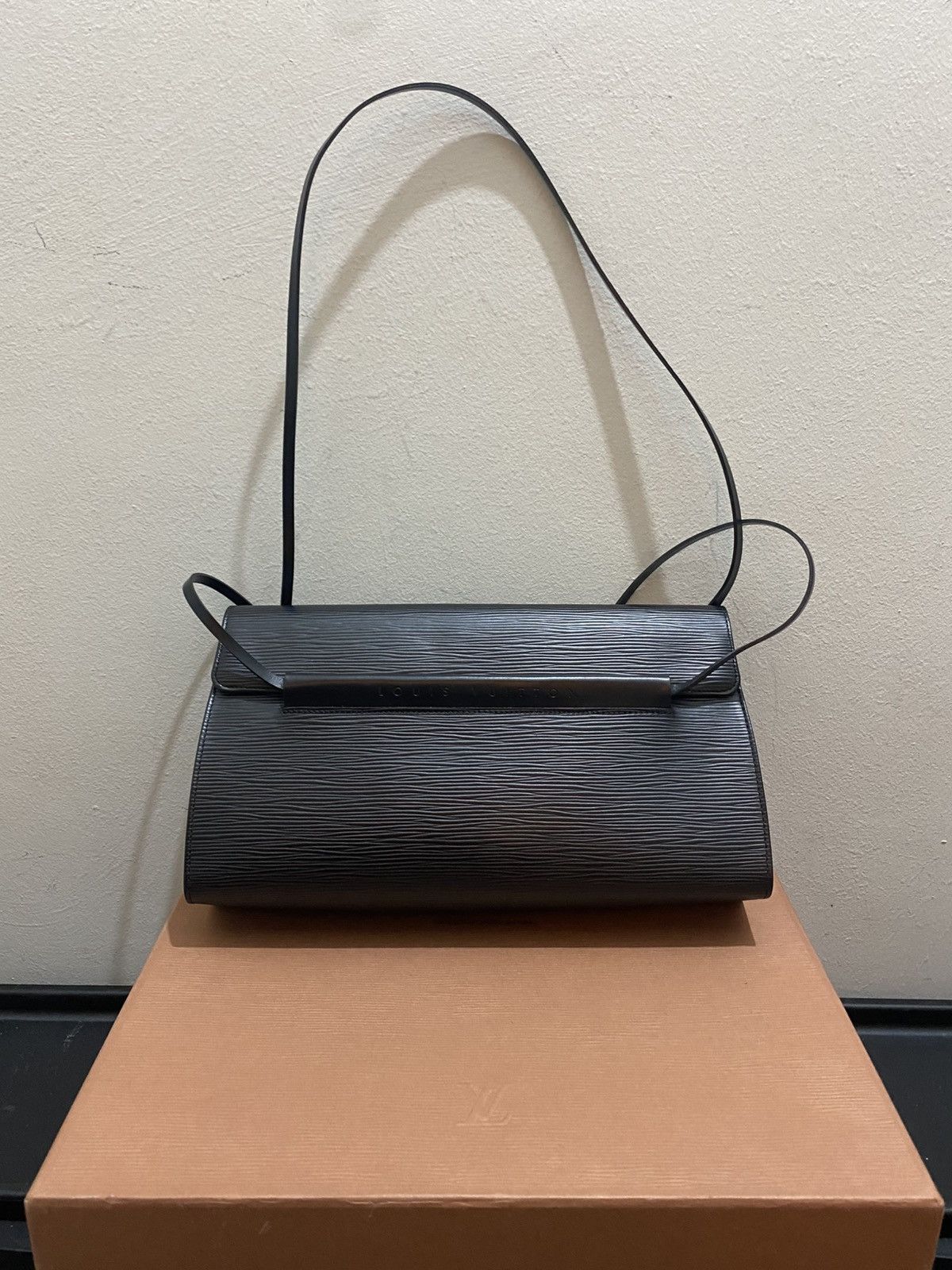 Louis Vuitton LOUIS VUITTON BLACK LEATHER HANDBAG Size ONE SIZE - 1 Thumbnail