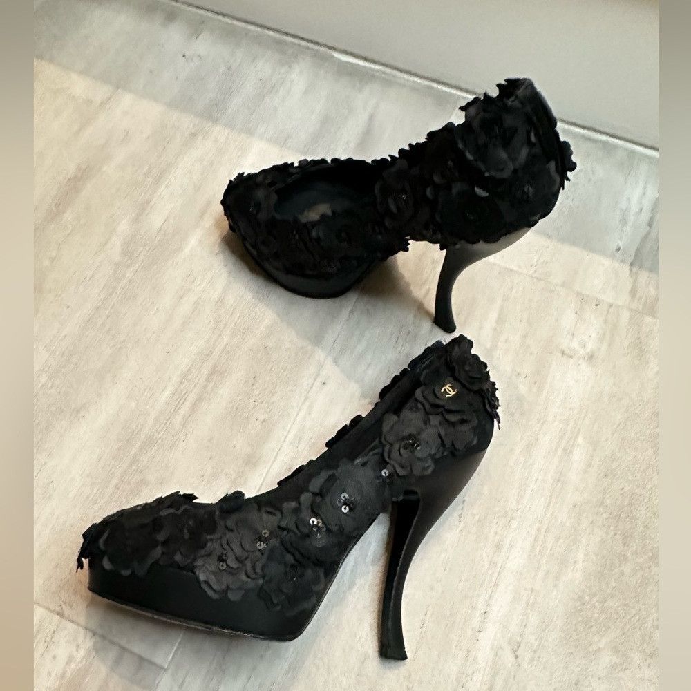 Chanel Beautiful, vintage Chanel camellia flower pumps. ART! Size US 5 / IT 35 - 4 Thumbnail