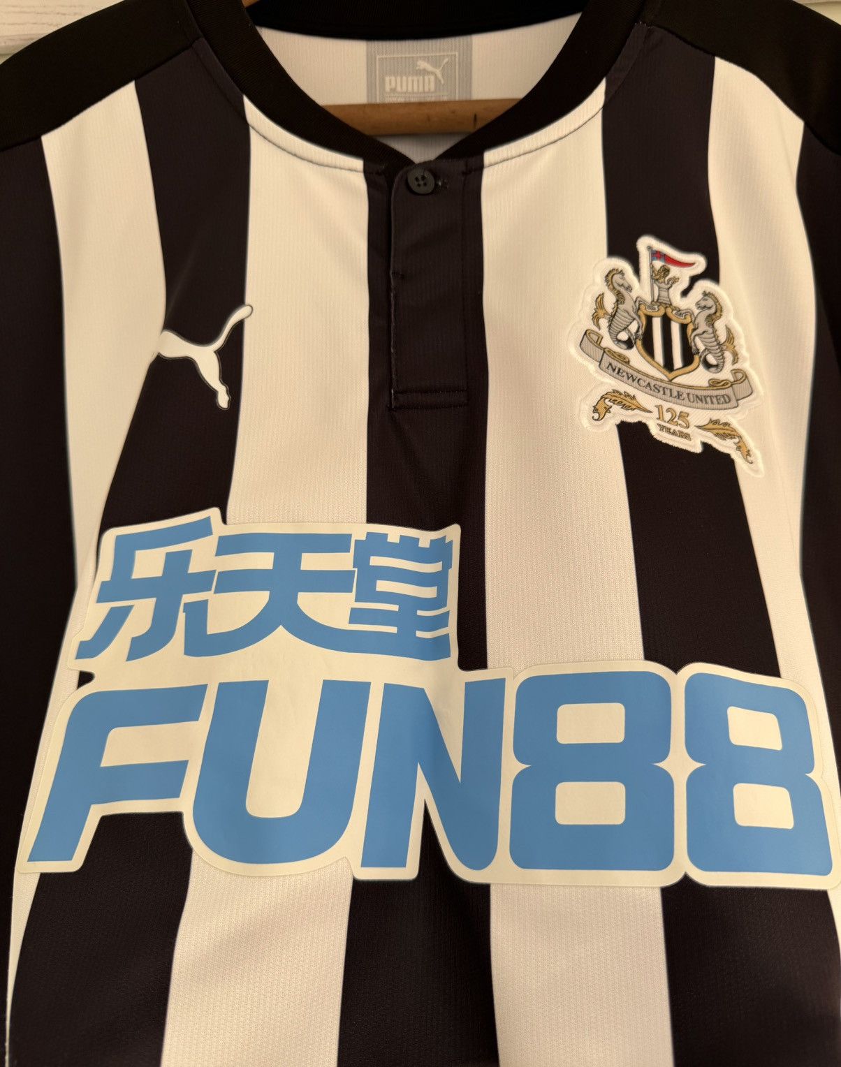 Puma Newcastle United 2017-2018 Home Soccer Jersey Football Shirt Size US XL / EU 56 / 4 - 6 Thumbnail