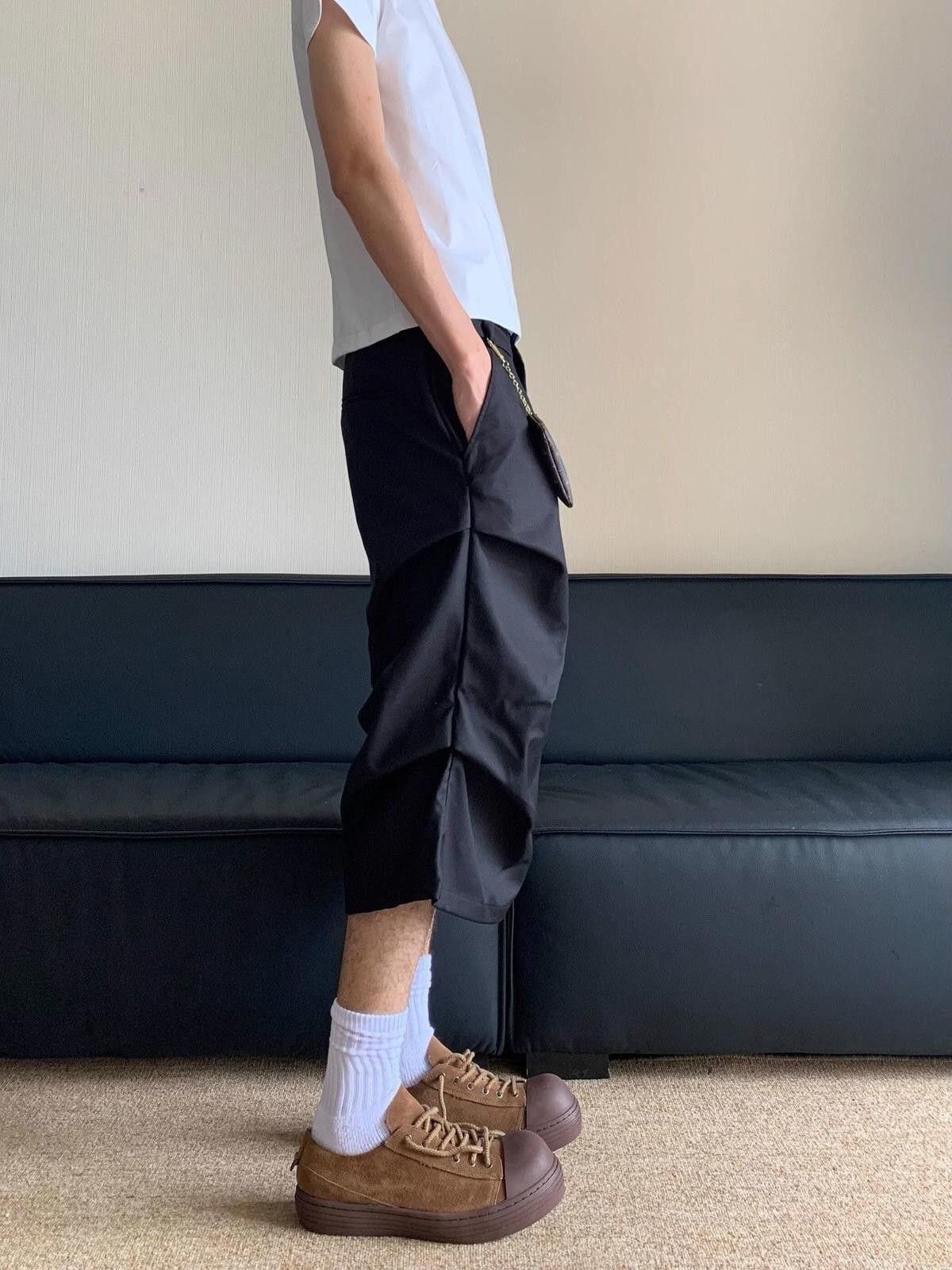 Other Pleated Black Wide-Leg Cargo Bermuda Shorts Size US 28 / EU 44 - 2 Thumbnail