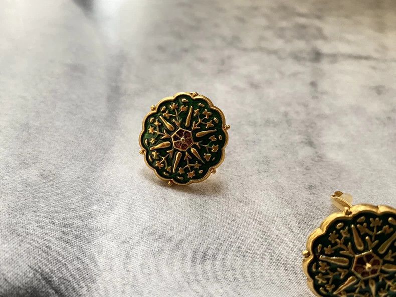 Kenzo KENZO Gilded relief ear clip Size ONE SIZE - 1 Thumbnail