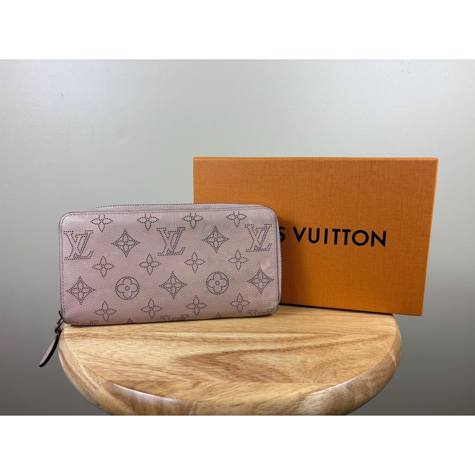 Louis Vuitton Authentic Louis Vuitton Pink Mahina Zippy Travel Wallet Size ONE SIZE - 1 Thumbnail
