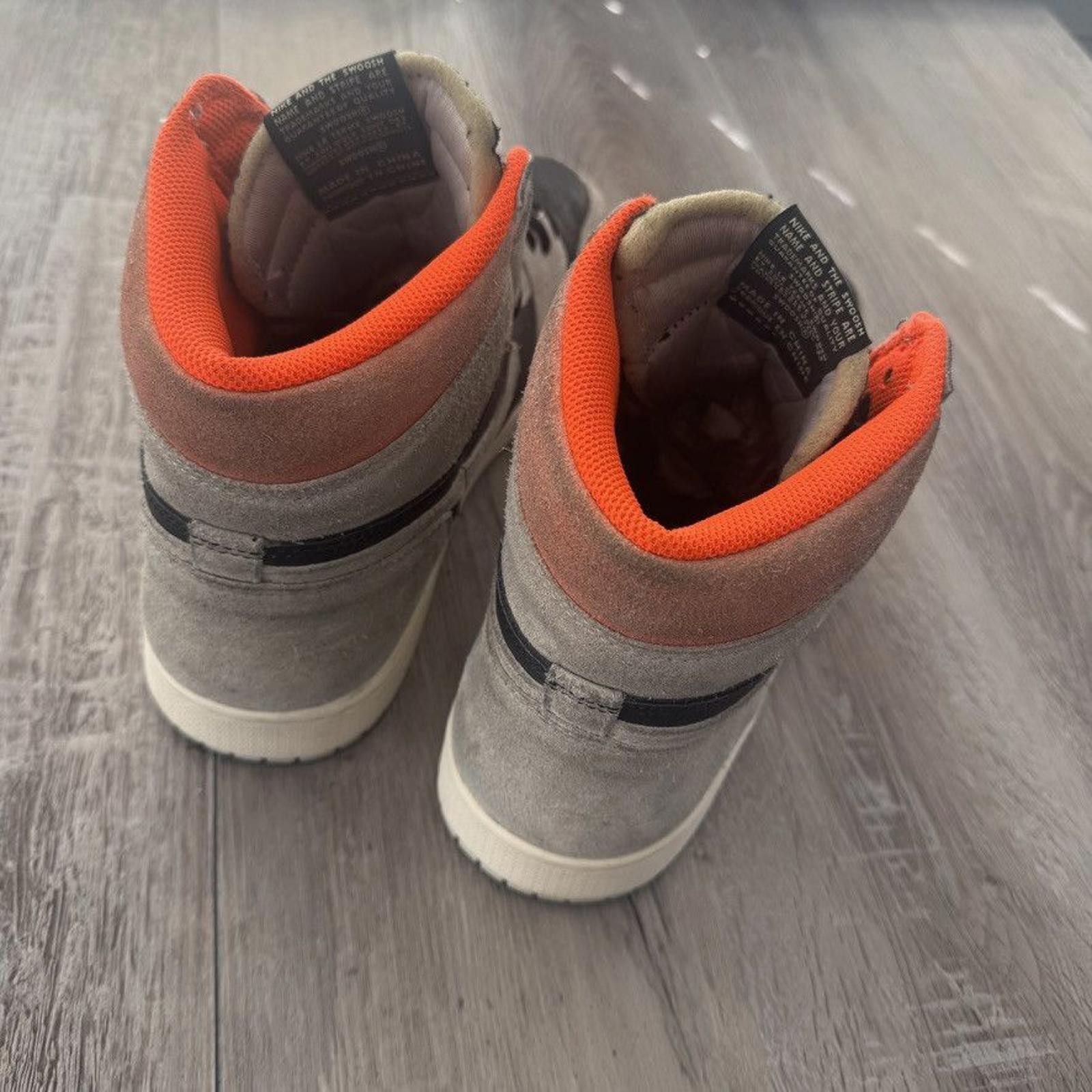 Jordan Brand NIKE • JORDAN 1 Retro "Neutral Grey/Hyper Crimson" (13M) Size US 13 / EU 46 - 6 Thumbnail
