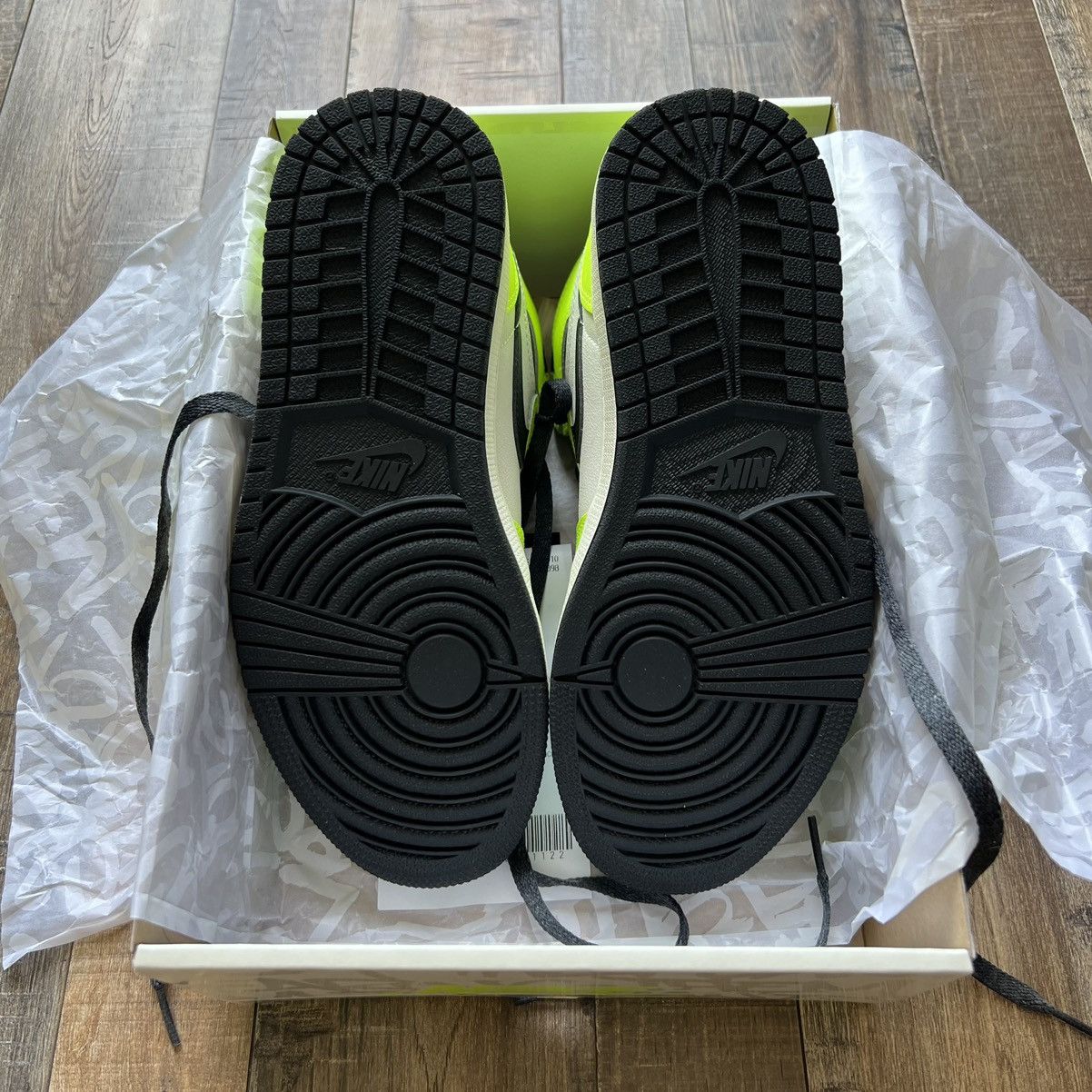 Nike Air Jordan 1 Retro High OG Volt/Black Size US 7.5 / EU 40-41 - 5 Thumbnail