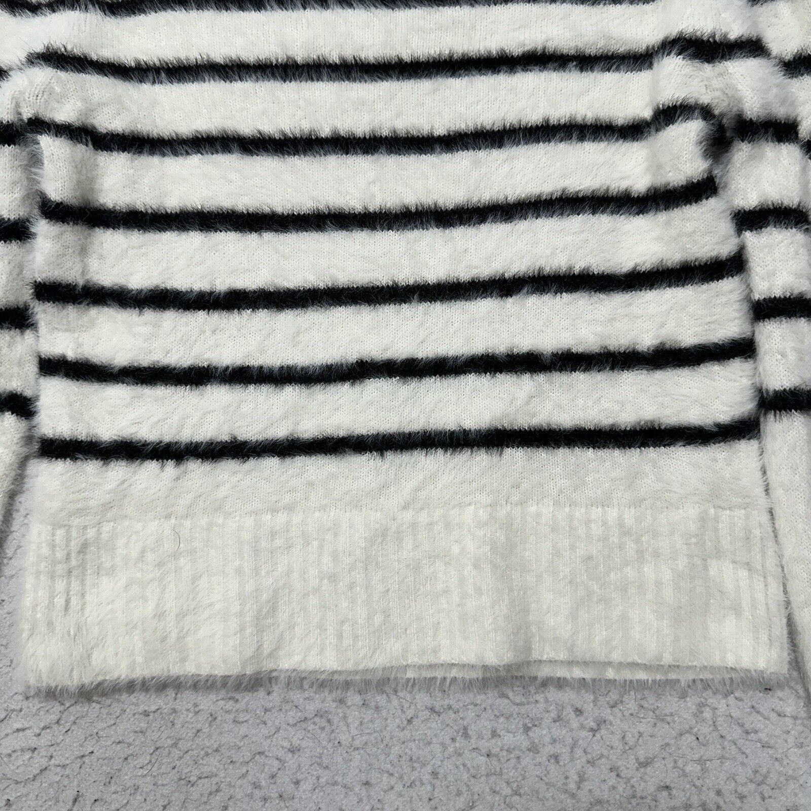 Old Navy Old Navy Small Crewneck White Black Striped Pullover Sweater Size S / US 4 / IT 40 - 12 Thumbnail