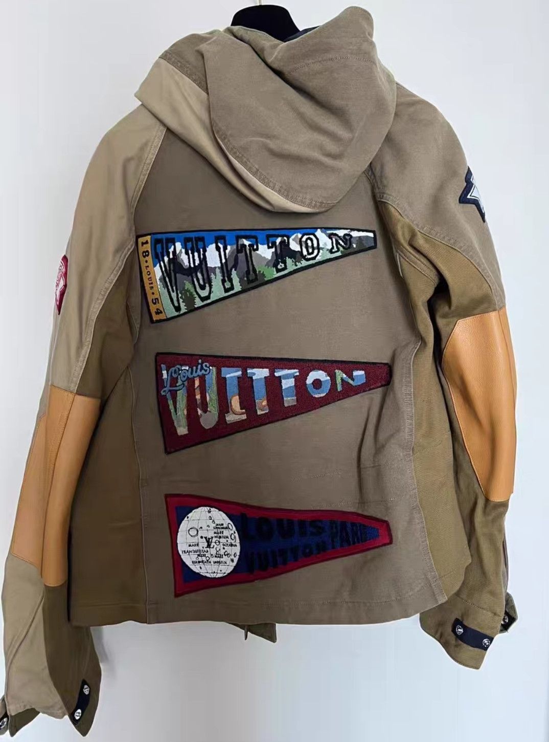 Louis Vuitton Louis Vuitton Co-branded Victory Gesture Badge Hooded Jack Size US L / EU 52-54 / 3 - 4 Thumbnail