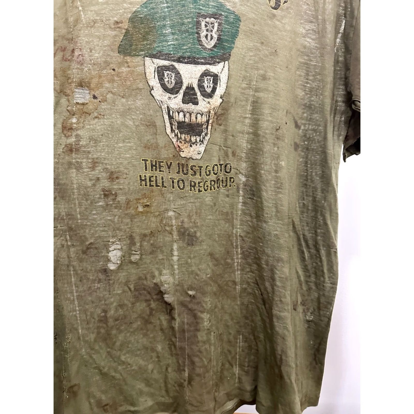 Vintage VTG 80s Special Forces Never Dies Goes To Hell Paper Thin Thrashed T-Shirt L Green Military Distressed Mens Shirt Size US L / EU 52-54 / 3 - 7 Thumbnail