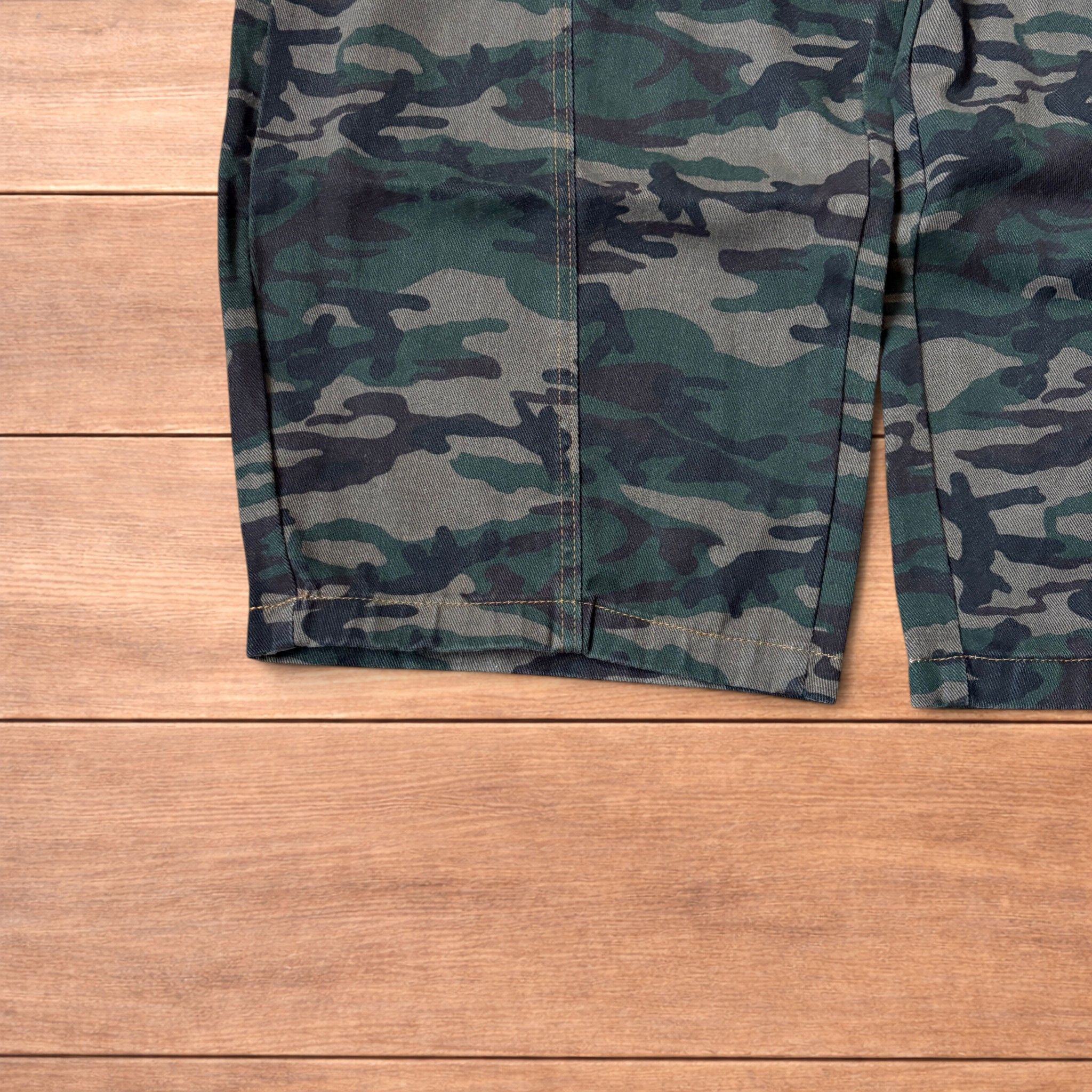 Japanese Brand Super baggy wide leg cargo carpenter trousers in army camo. Size US 32 / EU 48 - 4 Thumbnail