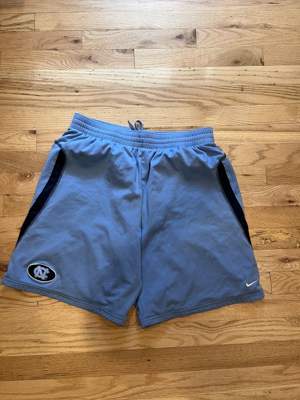 Nike Vintage UNC Shorts Size US 32 / EU 48 - 1 Thumbnail