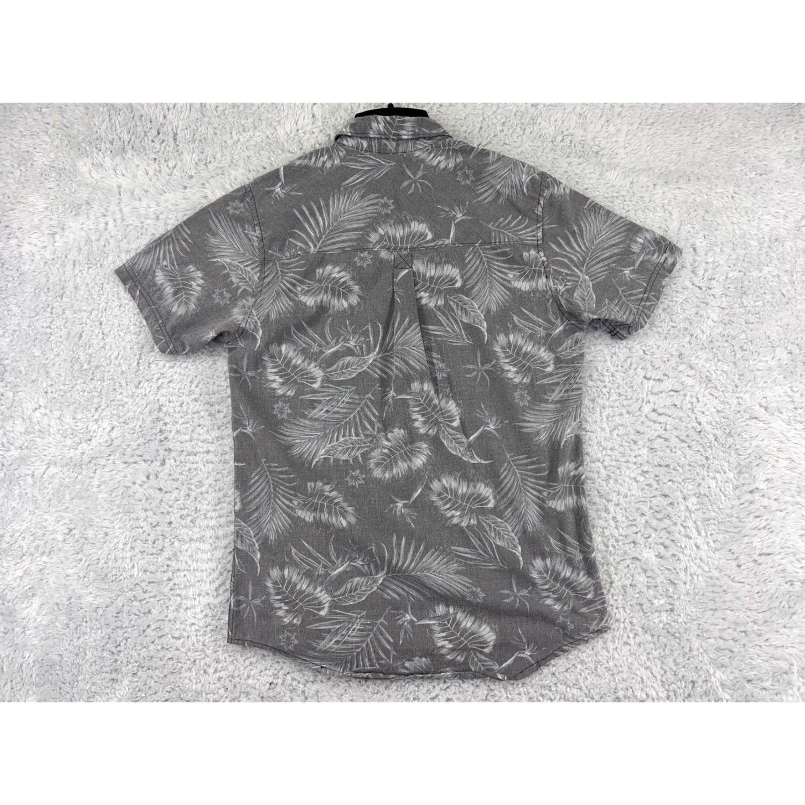 Vintage DC Shoes Button-Down Shirt - Men's Small Gray Palm Leaf Cotton Knit Pocket, Floral Print, Short Sleeve, Casual Wear Size US S / EU 44-46 / 1 - 2 Thumbnail