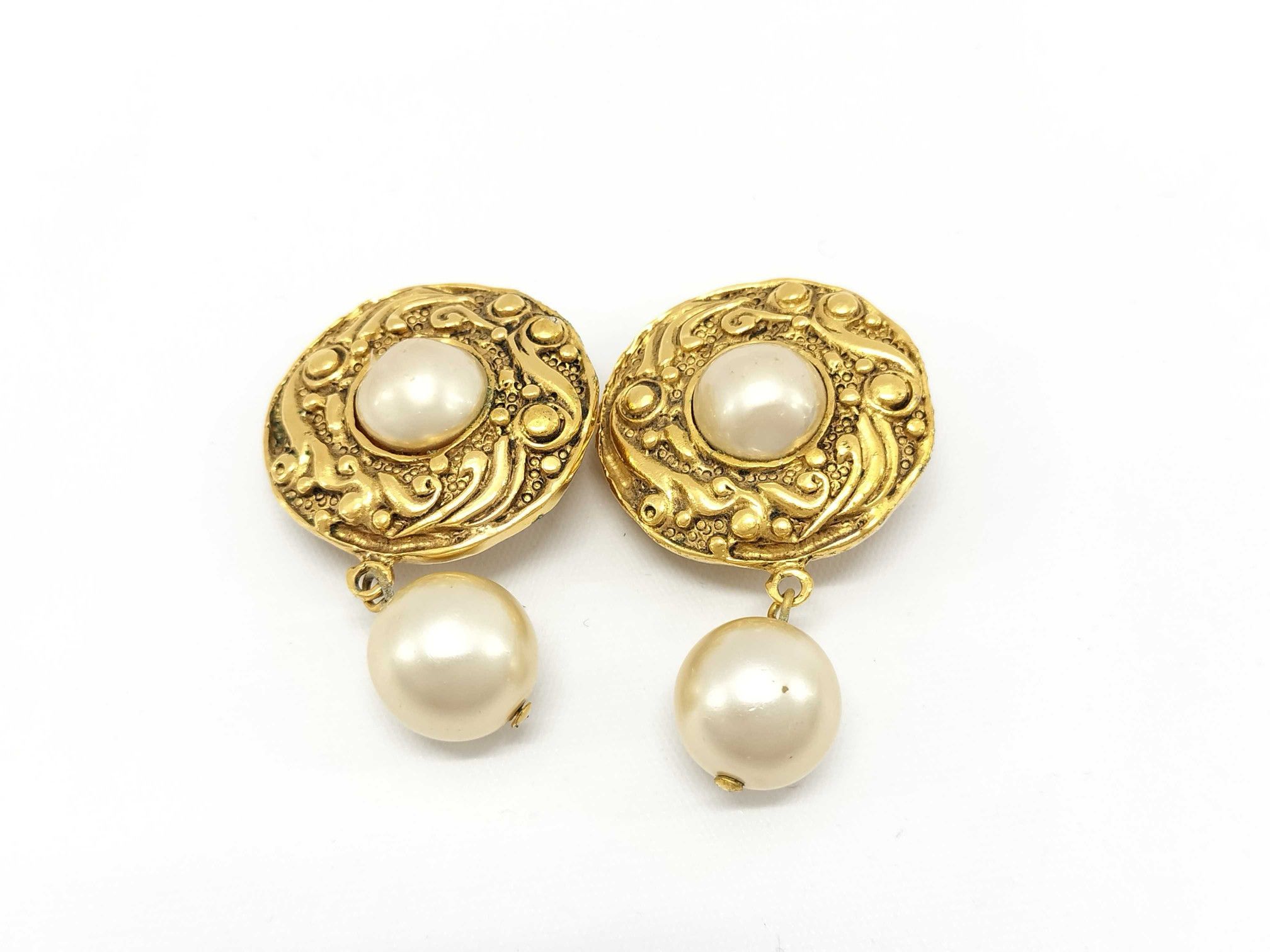 Chanel Chanel Vintage CC Round Button Clip-On Earrings Metal Size ONE SIZE - 1 Thumbnail